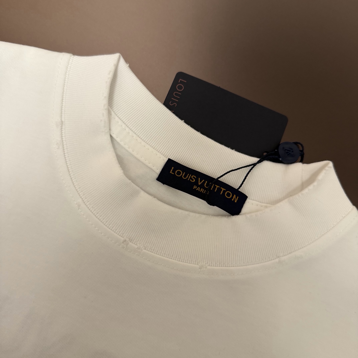 Louis Vuitton 品牌：LV路易威登 26SS最新 胸前Lv 贴布刺绣工艺短袖T恤，品牌元素标志性刺绣Logo 彰显品牌魅力