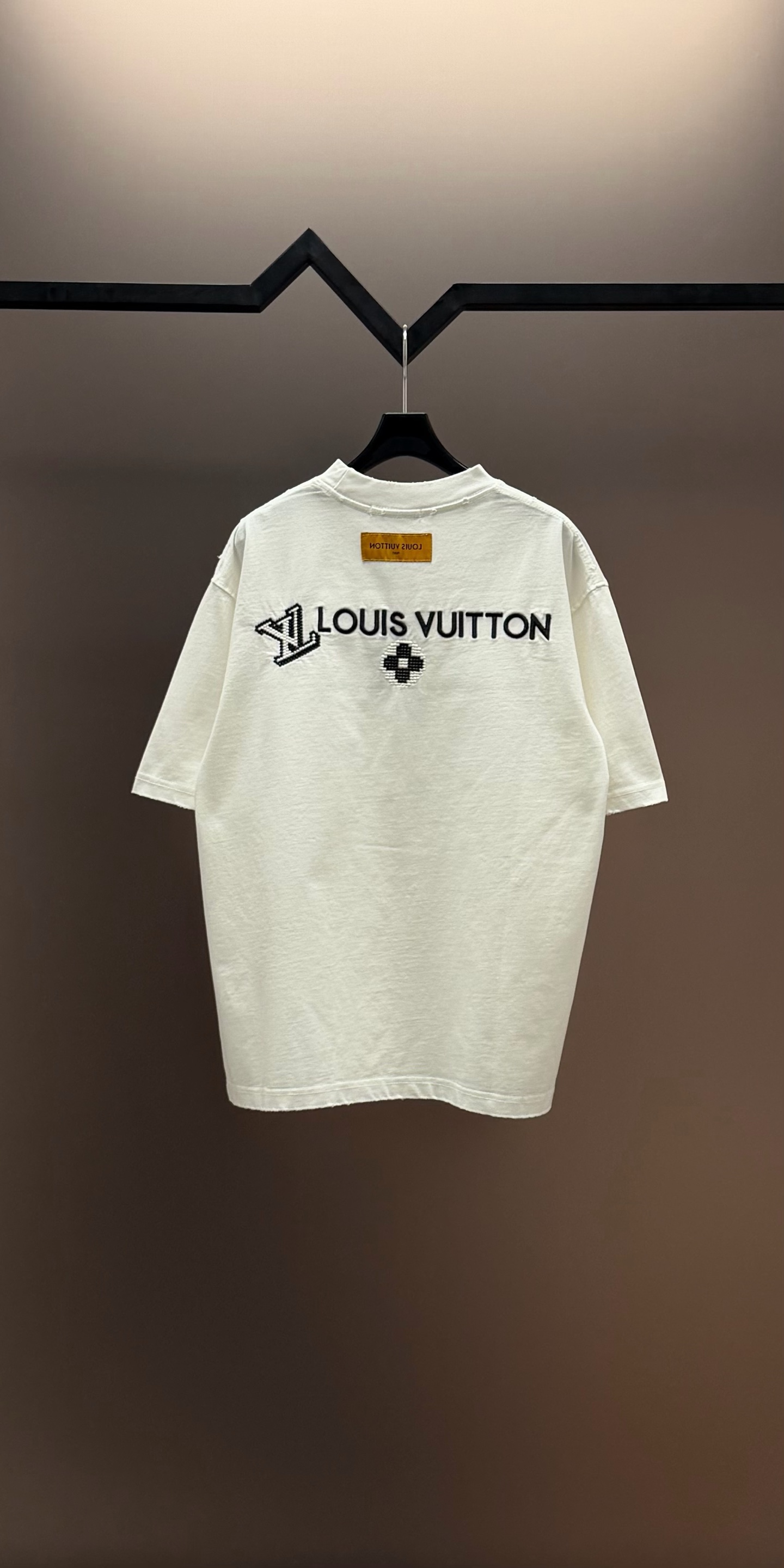 Louis Vuitton 品牌：LV路易威登 26SS最新 胸前Lv 贴布刺绣工艺短袖T恤，品牌元素标志性刺绣Logo 彰显品牌魅力