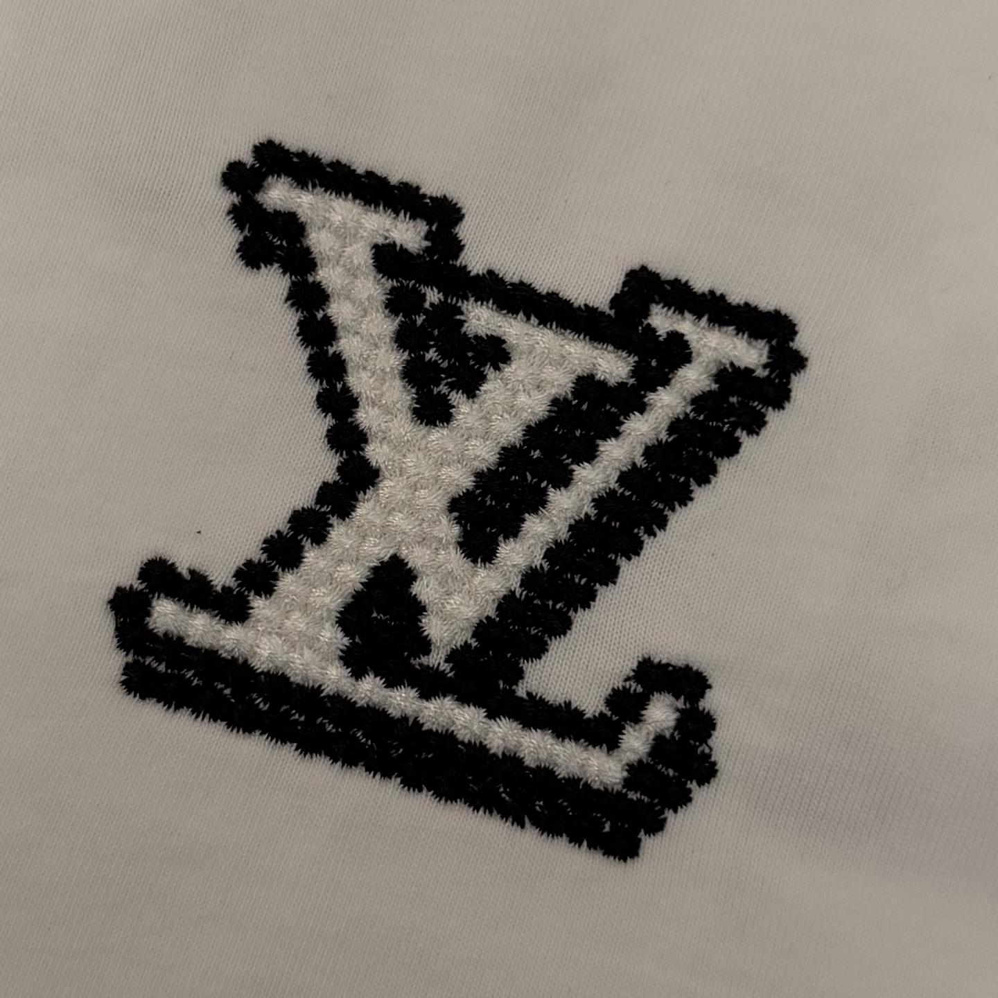 Louis Vuitton 品牌：LV路易威登 26SS最新 胸前Lv 贴布刺绣工艺短袖T恤，品牌元素标志性刺绣Logo 彰显品牌魅力