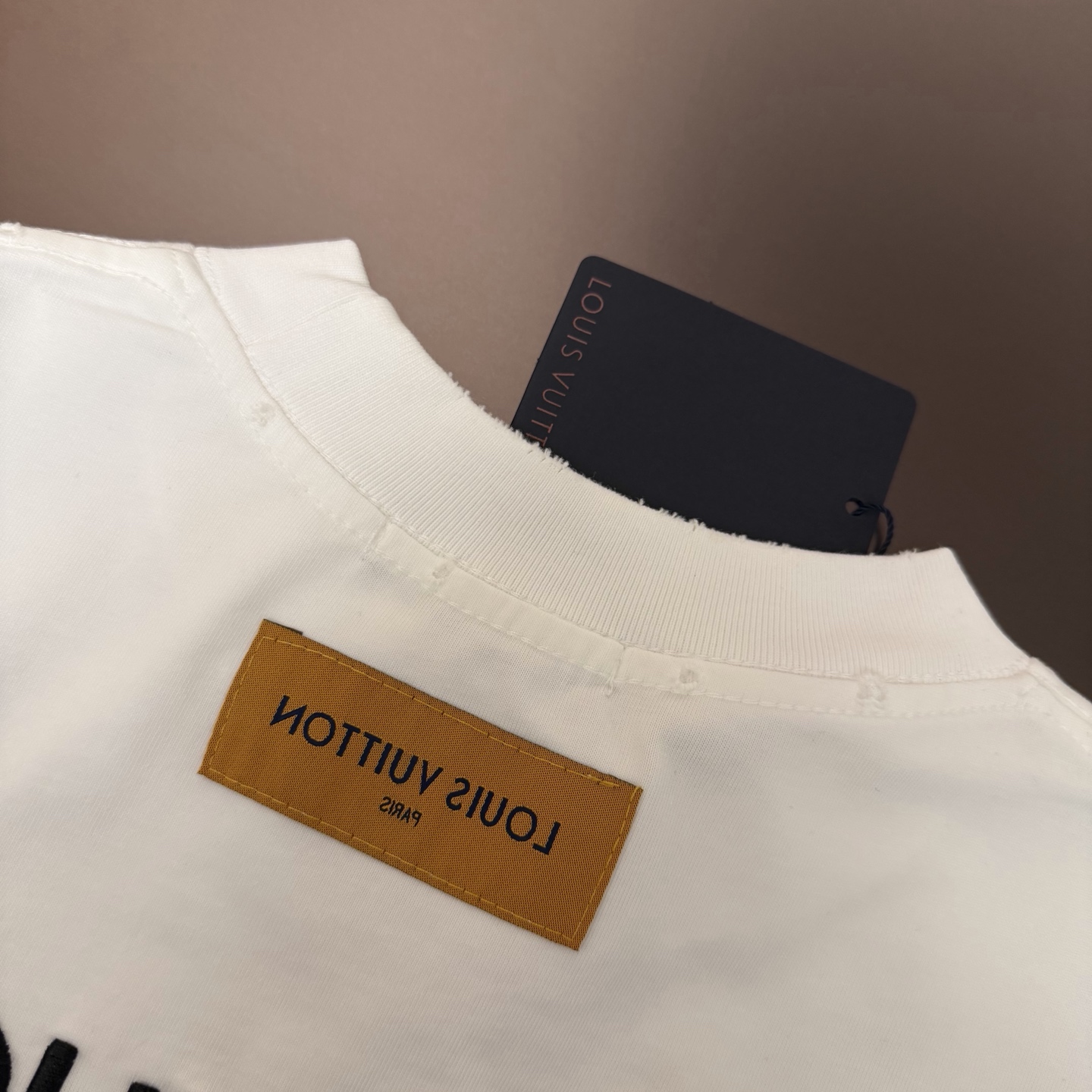 Louis Vuitton 品牌：LV路易威登 26SS最新 胸前Lv 贴布刺绣工艺短袖T恤，品牌元素标志性刺绣Logo 彰显品牌魅力