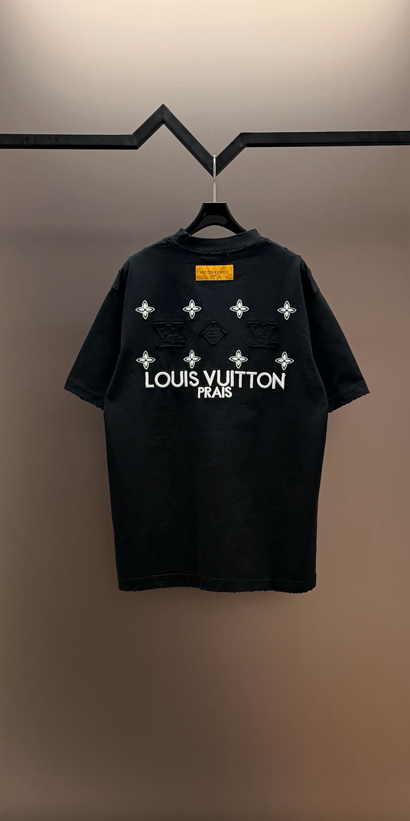 Louis Vuitton 品牌：LV路易威登 26SS最新 Lv贴布刺绣工艺短袖T恤，品牌元素标志性刺绣Logo 彰显品牌魅力