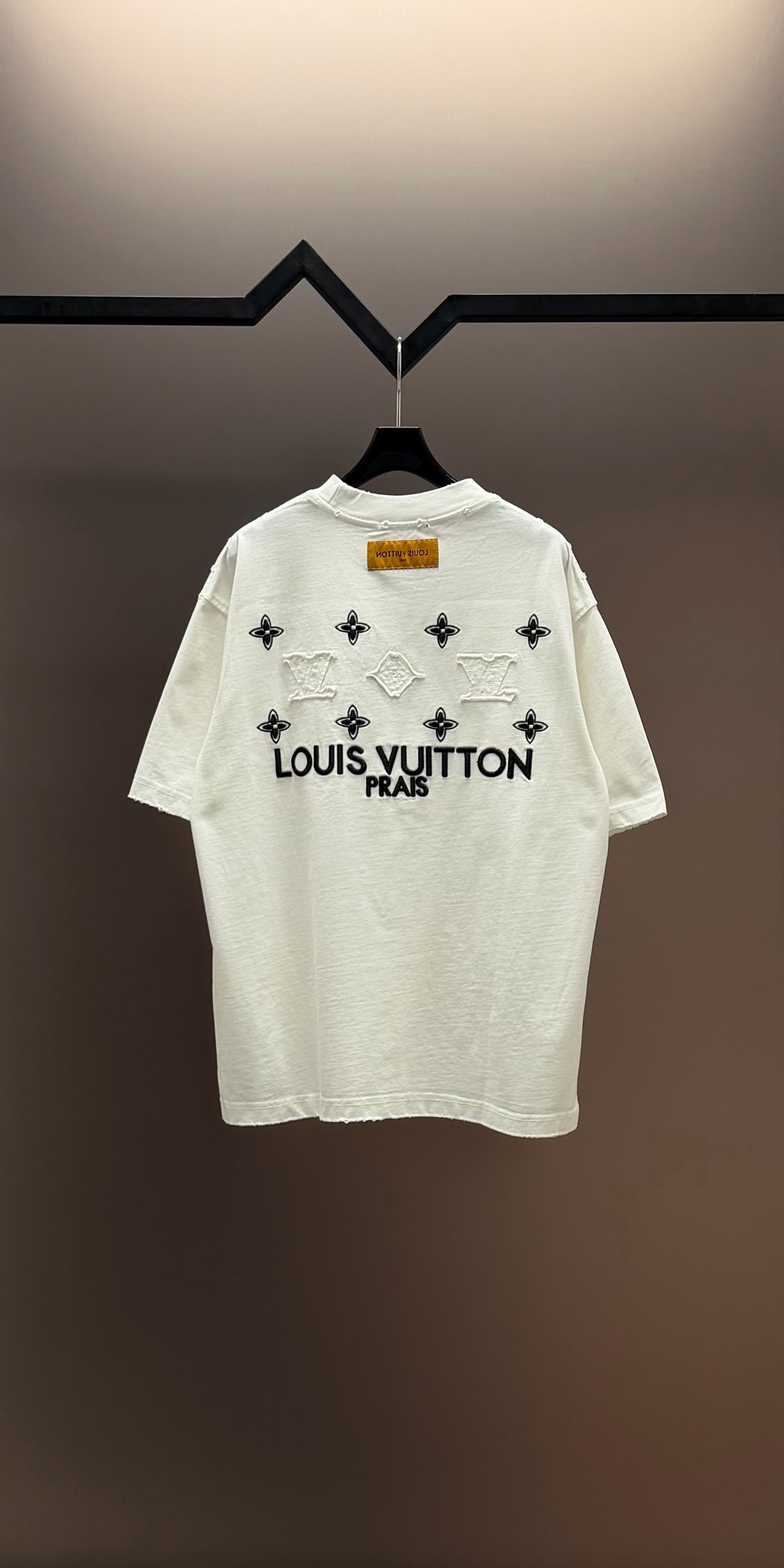 Louis Vuitton 品牌：LV路易威登 26SS最新 Lv贴布刺绣工艺短袖T恤，品牌元素标志性刺绣Logo 彰显品牌魅力