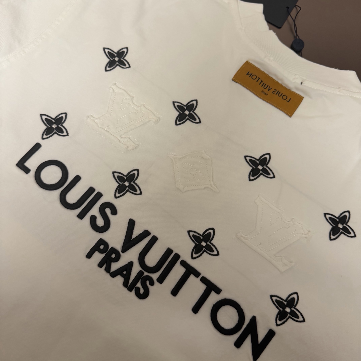 Louis Vuitton 品牌：LV路易威登 26SS最新 Lv贴布刺绣工艺短袖T恤，品牌元素标志性刺绣Logo 彰显品牌魅力