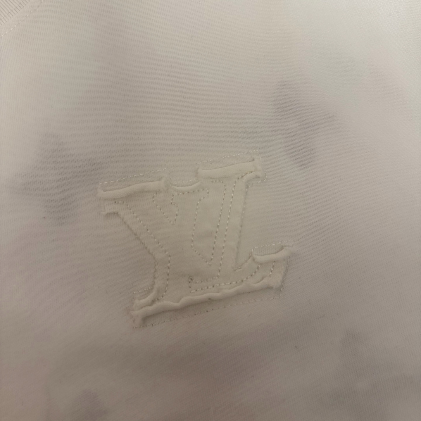 Louis Vuitton 品牌：LV路易威登 26SS最新 Lv贴布刺绣工艺短袖T恤，品牌元素标志性刺绣Logo 彰显品牌魅力