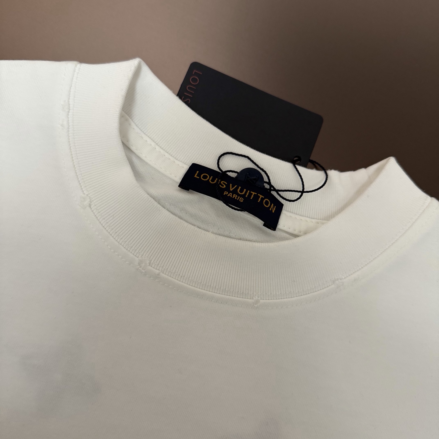 Louis Vuitton 品牌：LV路易威登 26SS最新 Lv贴布刺绣工艺短袖T恤，品牌元素标志性刺绣Logo 彰显品牌魅力
