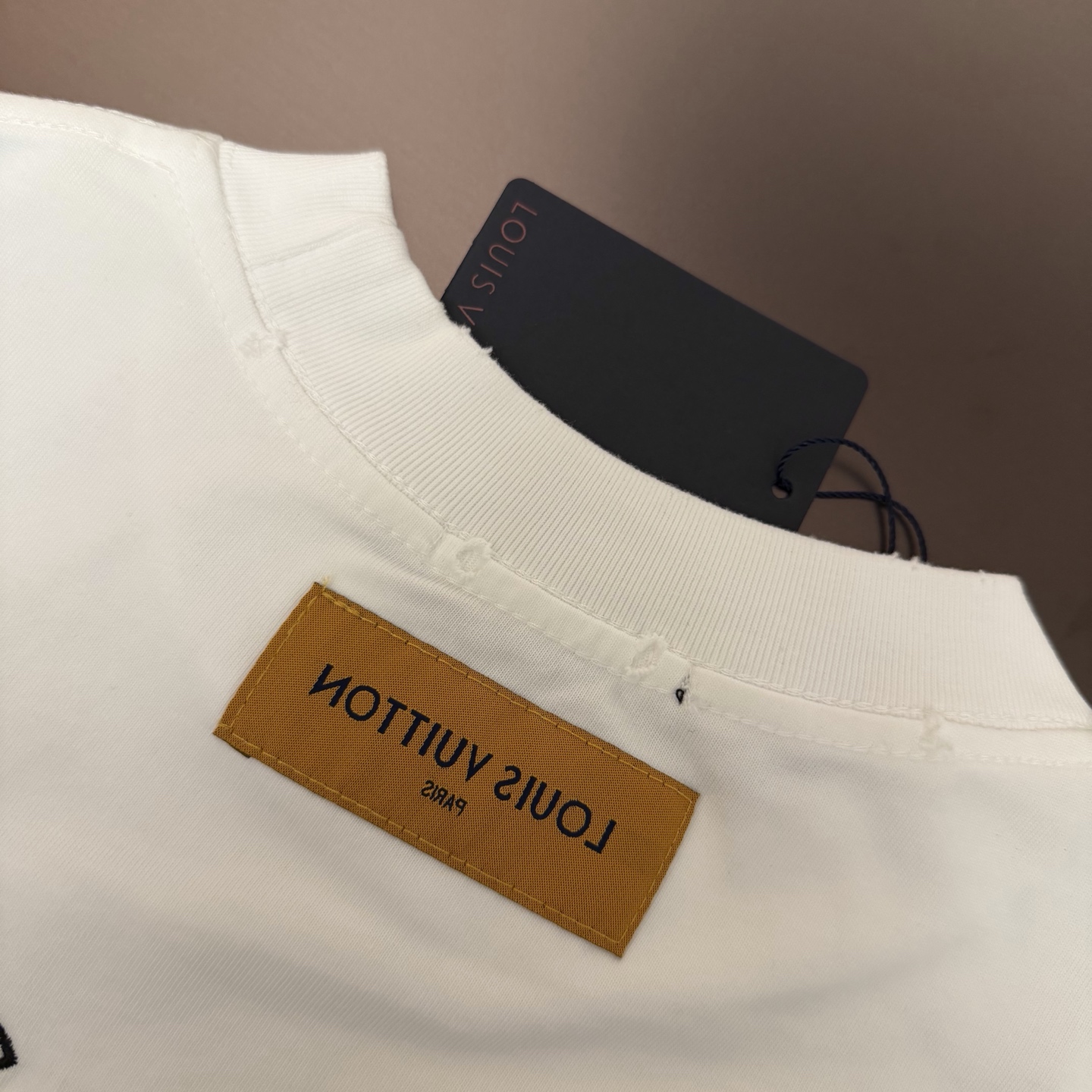 Louis Vuitton 品牌：LV路易威登 26SS最新 Lv贴布刺绣工艺短袖T恤，品牌元素标志性刺绣Logo 彰显品牌魅力