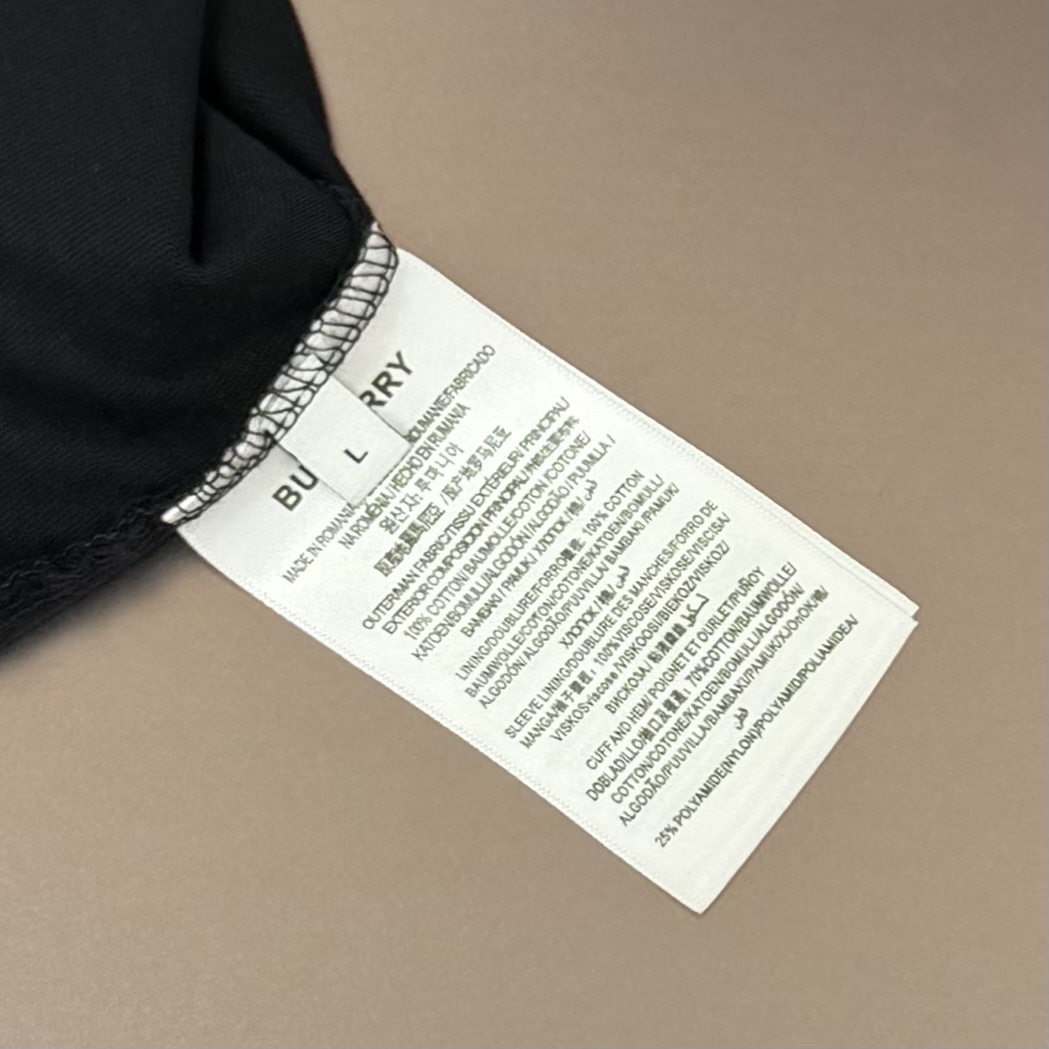 Burberry 品牌：BBR巴宝莉 26SS最新 BBR贴布刺绣工艺短袖T恤，品牌元素标志性刺绣Logo 彰显品牌魅力