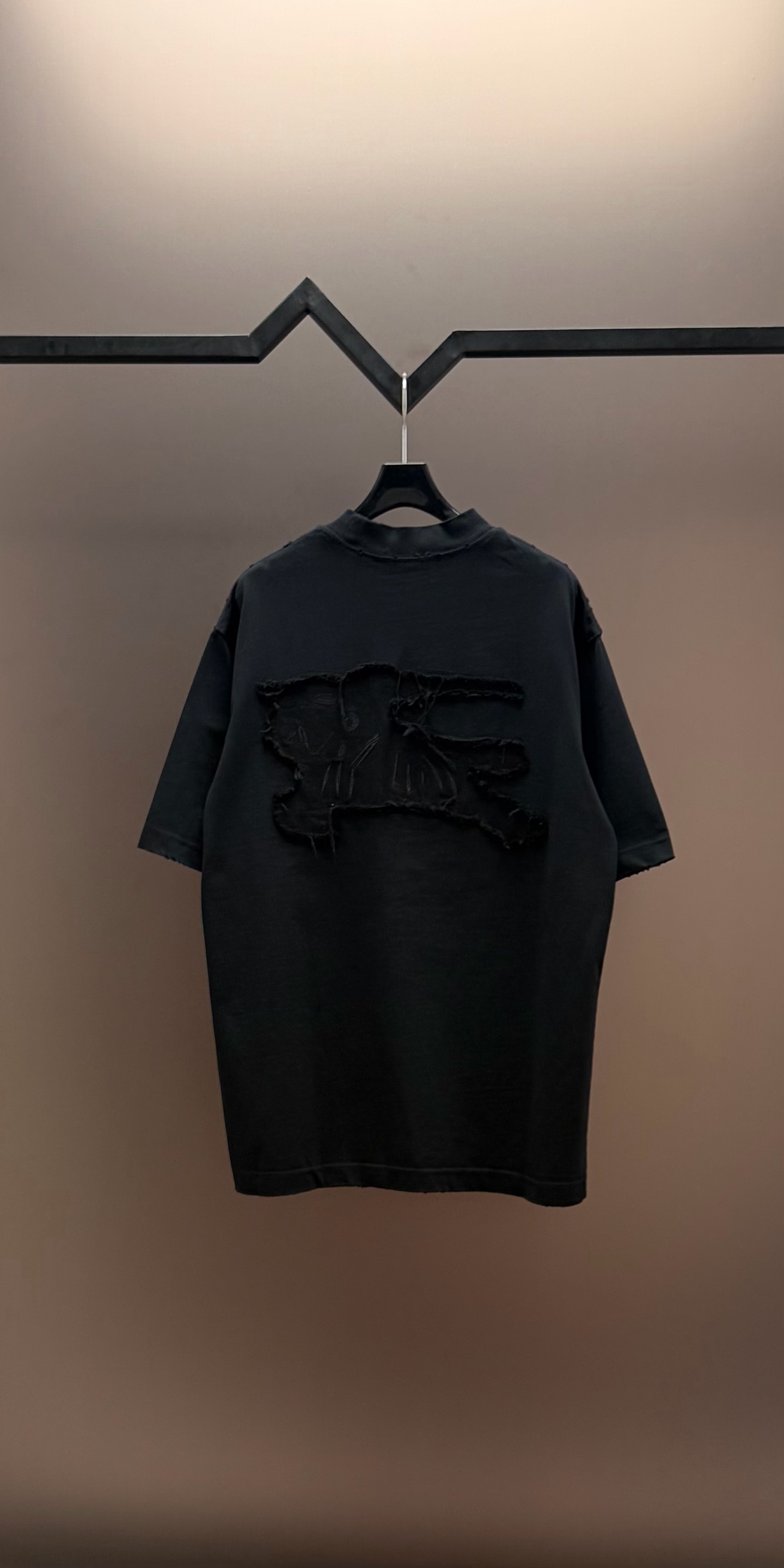Burberry 品牌：BBR巴宝莉 26SS最新 BBR贴布刺绣工艺短袖T恤，品牌元素标志性刺绣Logo 彰显品牌魅力