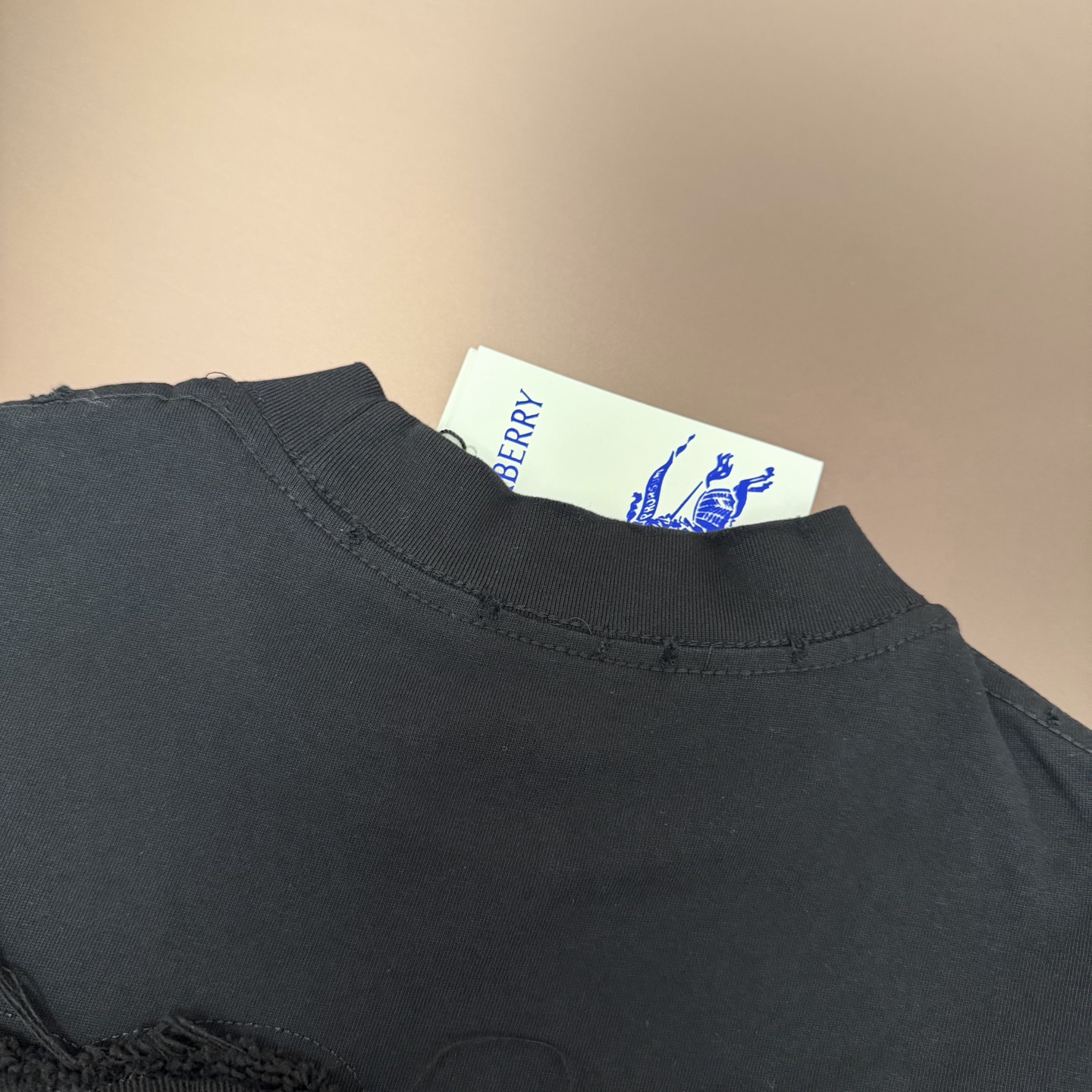 Burberry 品牌：BBR巴宝莉 26SS最新 BBR贴布刺绣工艺短袖T恤，品牌元素标志性刺绣Logo 彰显品牌魅力