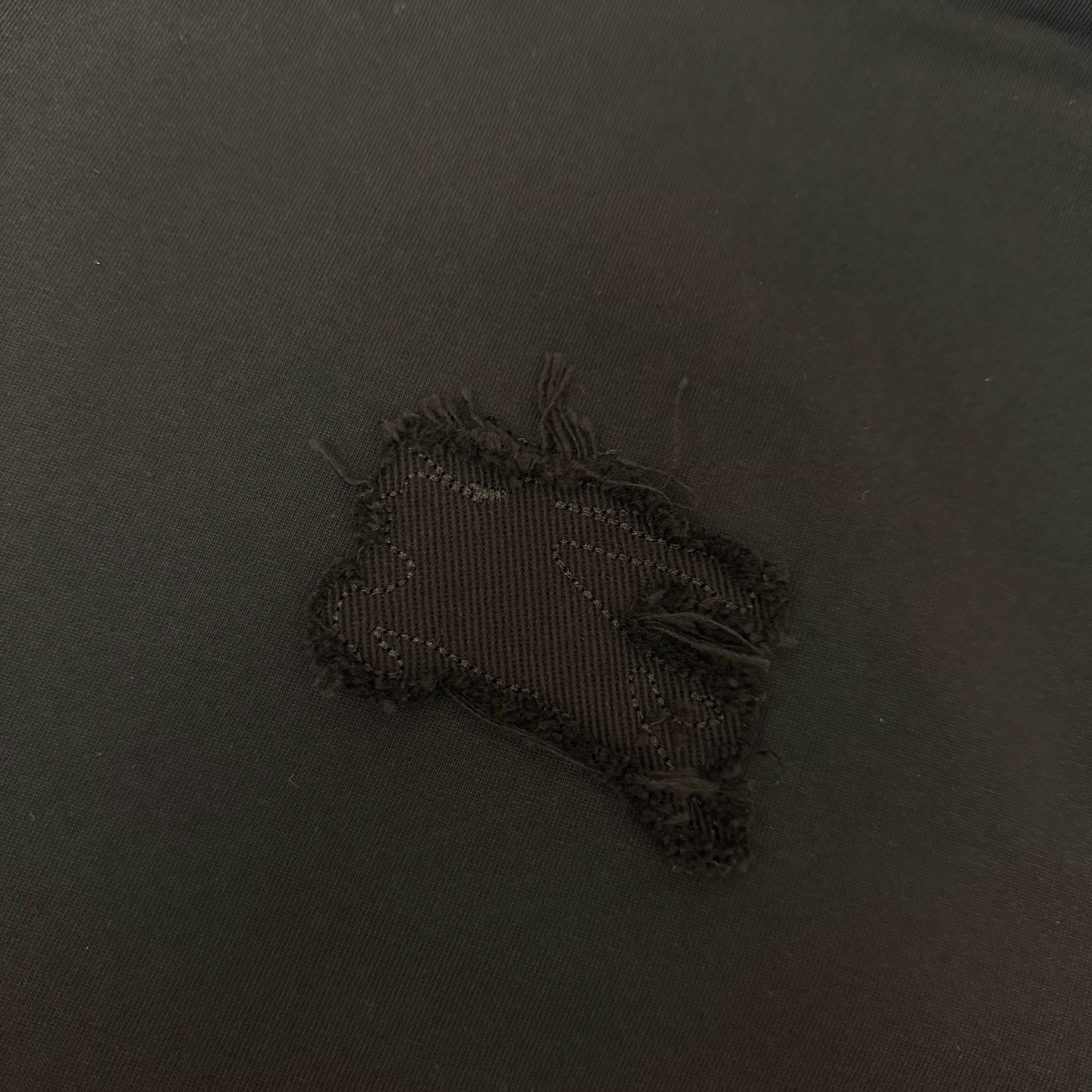 Burberry 品牌：BBR巴宝莉 26SS最新 BBR贴布刺绣工艺短袖T恤，品牌元素标志性刺绣Logo 彰显品牌魅力