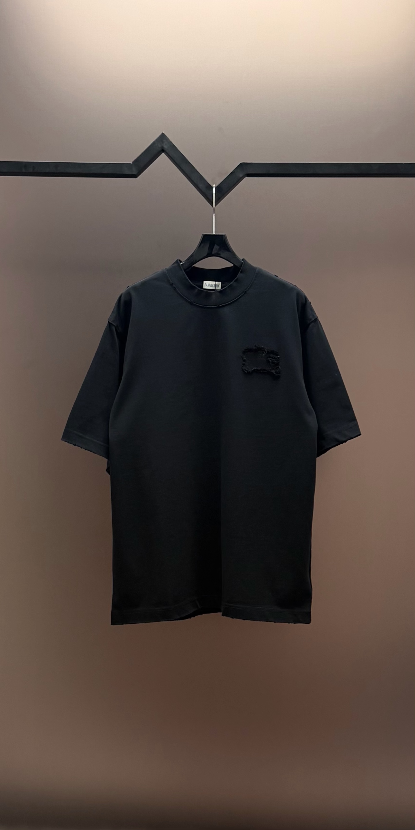 Burberry 品牌：BBR巴宝莉 26SS最新 BBR贴布刺绣工艺短袖T恤，品牌元素标志性刺绣Logo 彰显品牌魅力