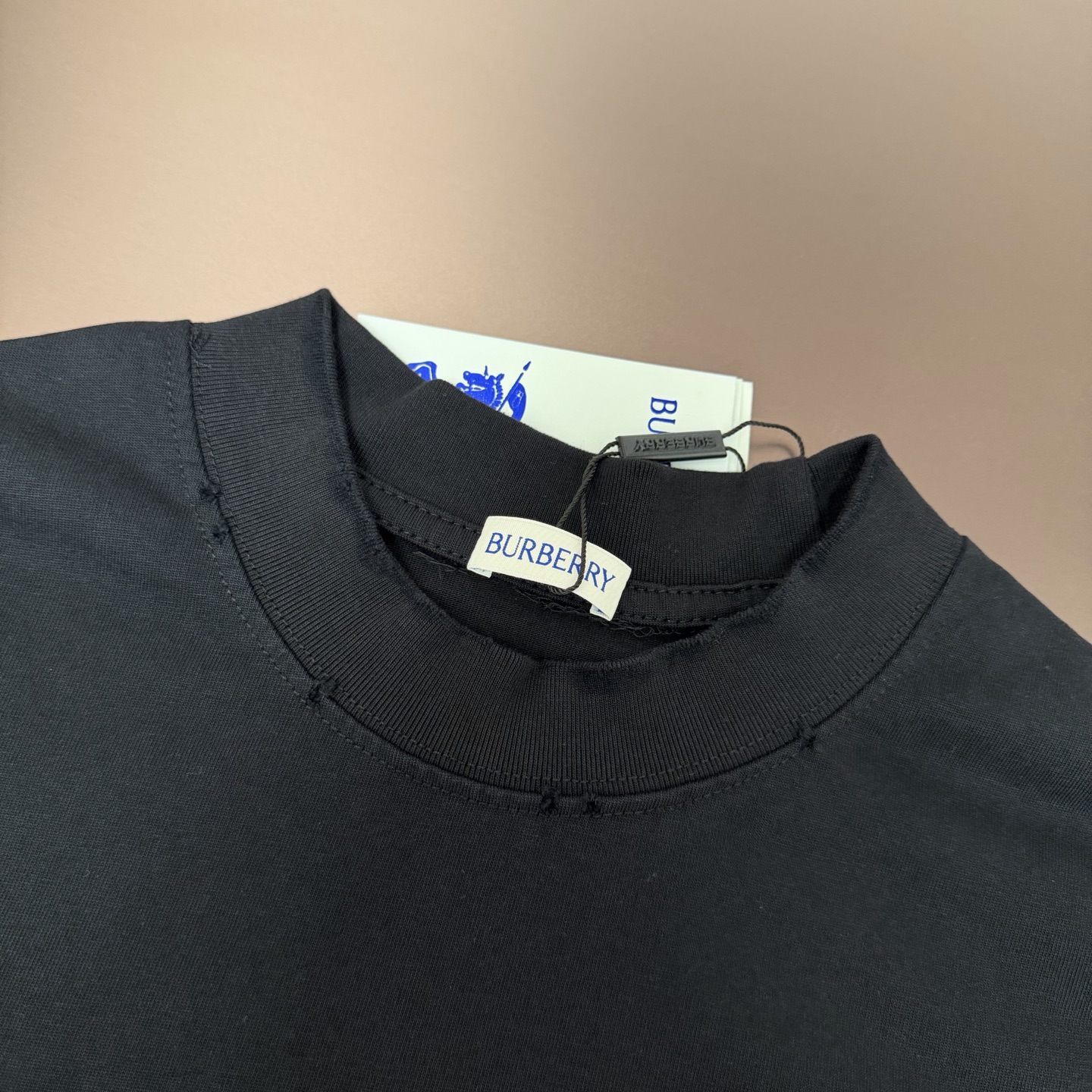 Burberry 品牌：BBR巴宝莉 26SS最新 BBR贴布刺绣工艺短袖T恤，品牌元素标志性刺绣Logo 彰显品牌魅力