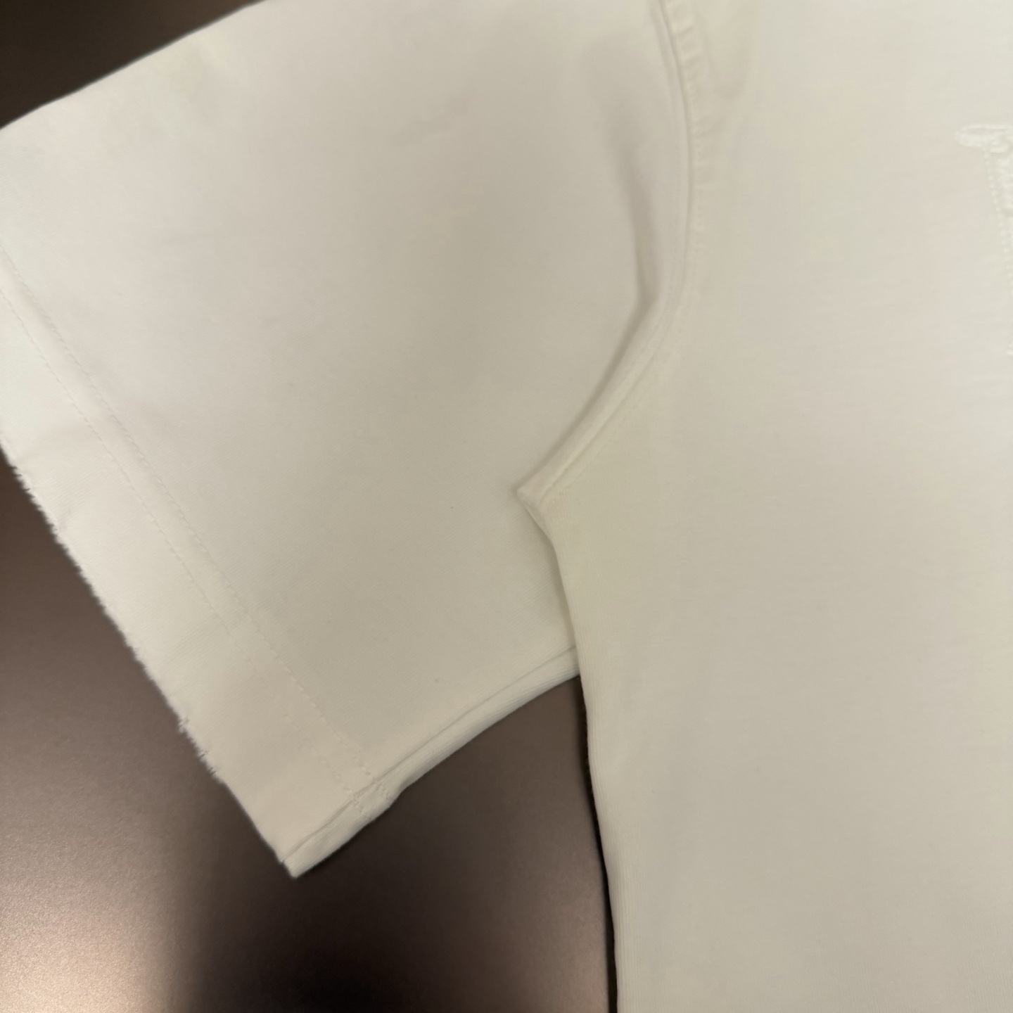 Dior 品牌：Dior迪奥 25SS最新 胸前 Logo字母刺绣Dior品牌元素标志性真空绣大Logo绣花工艺短袖T恤