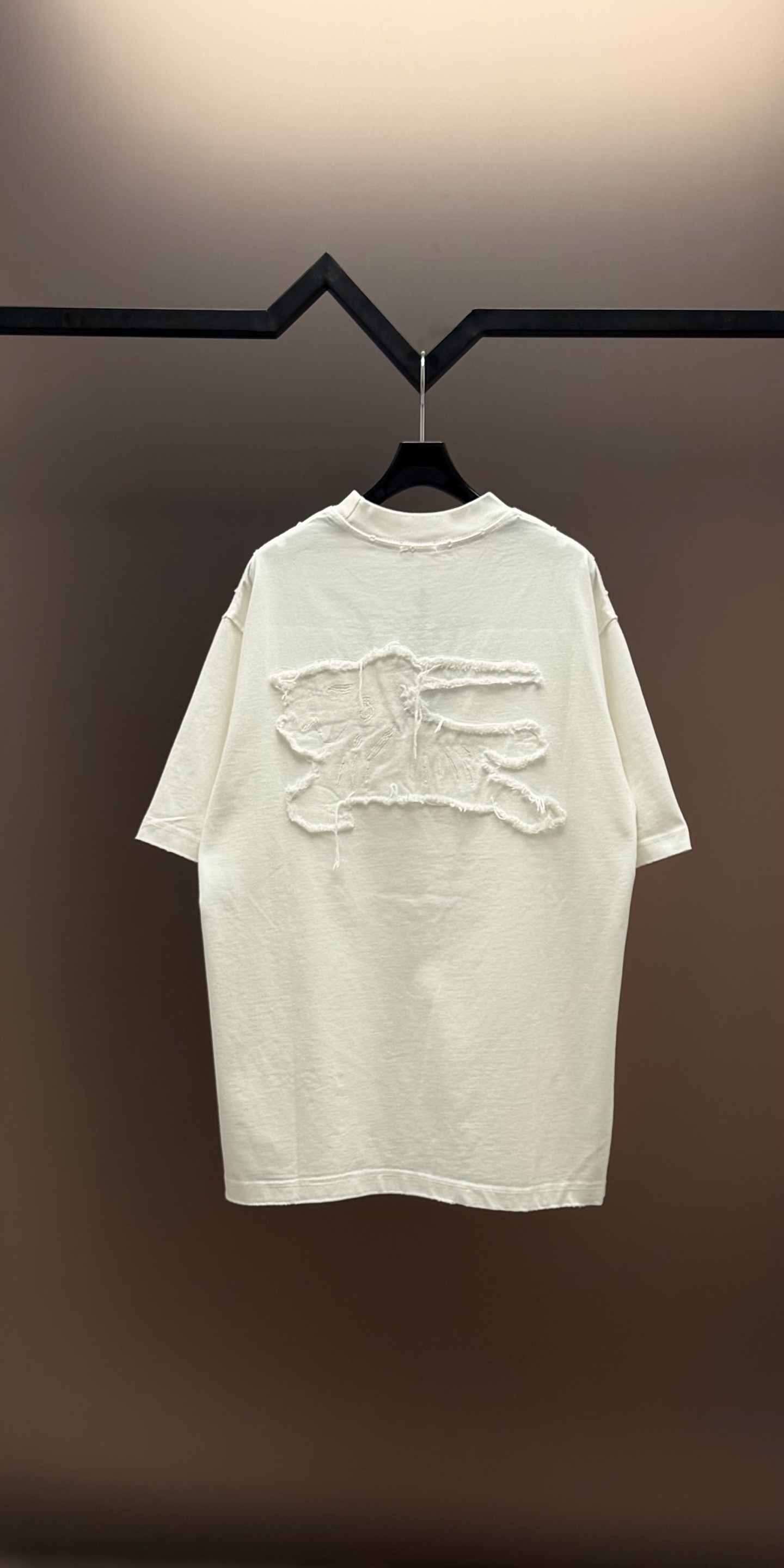 Burberry 品牌：BBR巴宝莉 26SS最新 BBR贴布刺绣工艺短袖T恤，品牌元素标志性刺绣Logo 彰显品牌魅力
