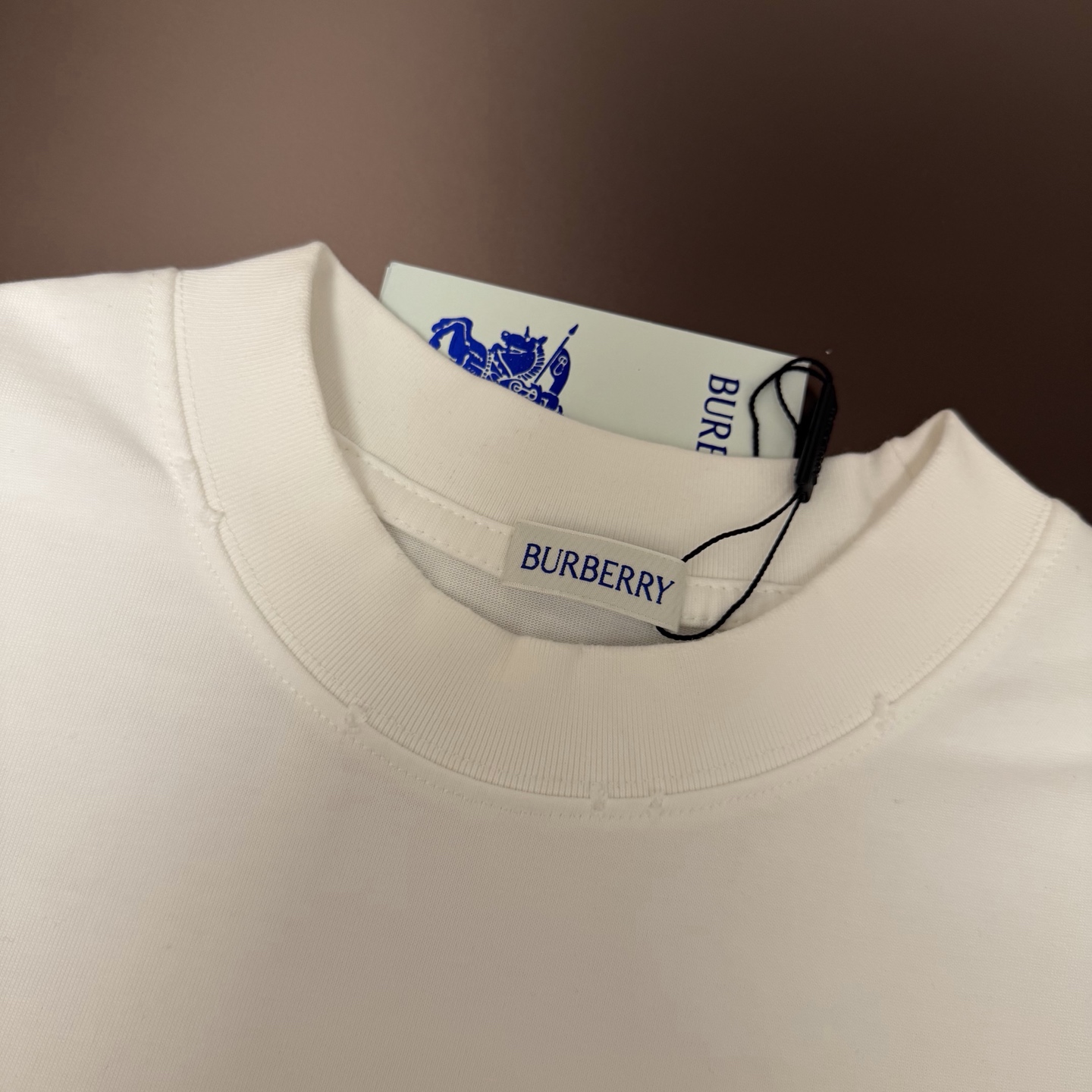 Burberry 品牌：BBR巴宝莉 26SS最新 BBR贴布刺绣工艺短袖T恤，品牌元素标志性刺绣Logo 彰显品牌魅力