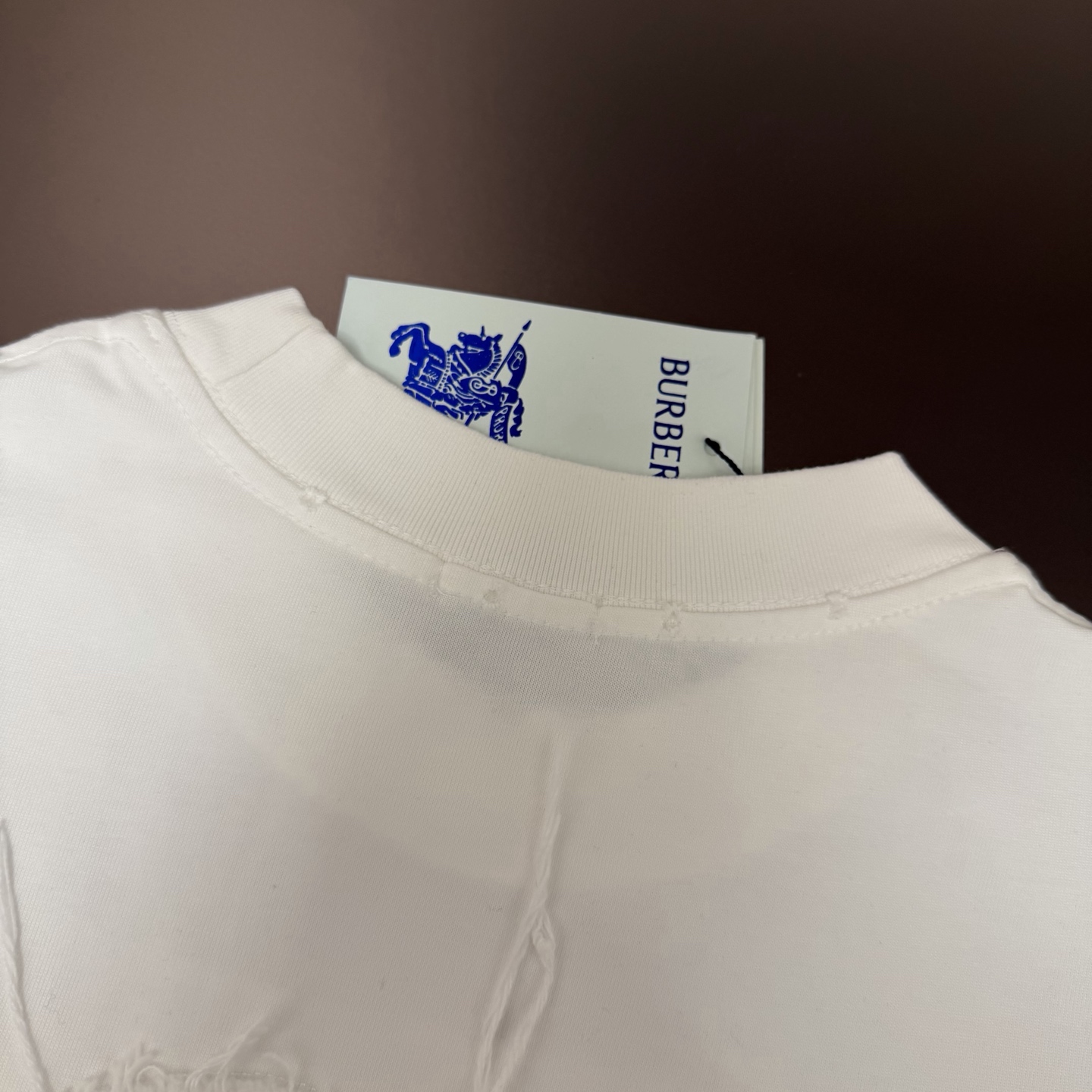 Burberry 品牌：BBR巴宝莉 26SS最新 BBR贴布刺绣工艺短袖T恤，品牌元素标志性刺绣Logo 彰显品牌魅力