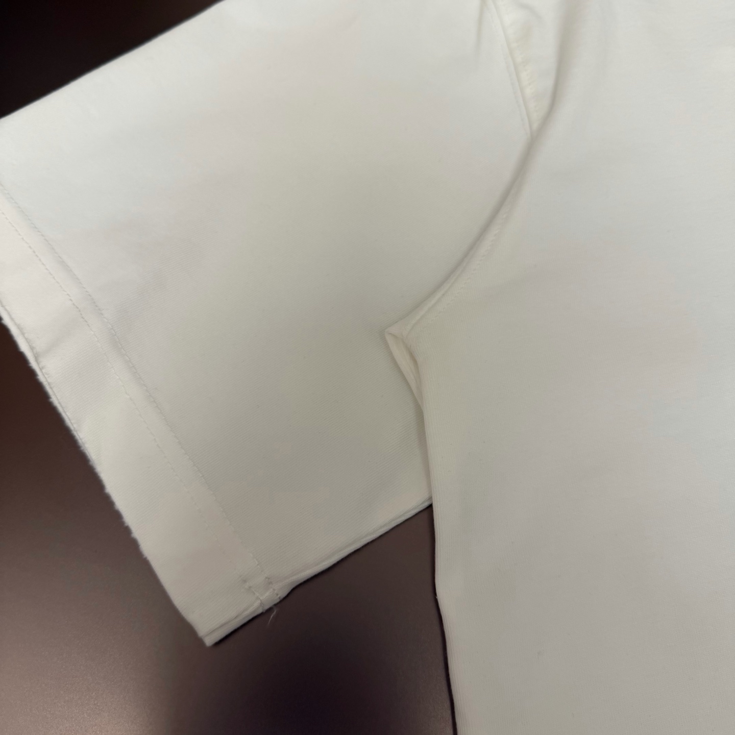 Burberry 品牌：BBR巴宝莉 26SS最新 BBR贴布刺绣工艺短袖T恤，品牌元素标志性刺绣Logo 彰显品牌魅力