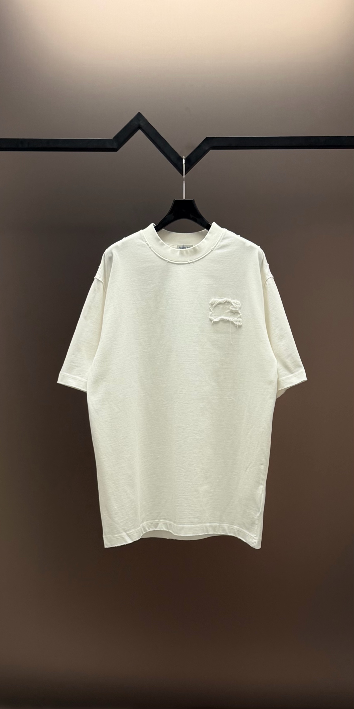 Burberry 品牌：BBR巴宝莉 26SS最新 BBR贴布刺绣工艺短袖T恤，品牌元素标志性刺绣Logo 彰显品牌魅力