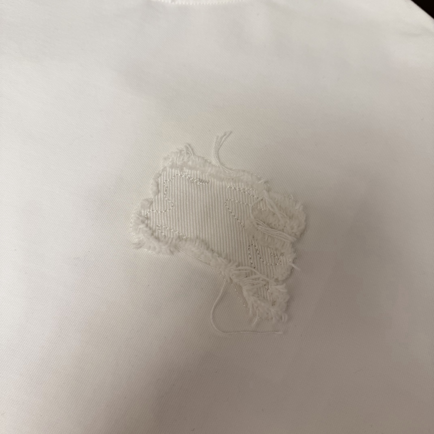 Burberry 品牌：BBR巴宝莉 26SS最新 BBR贴布刺绣工艺短袖T恤，品牌元素标志性刺绣Logo 彰显品牌魅力