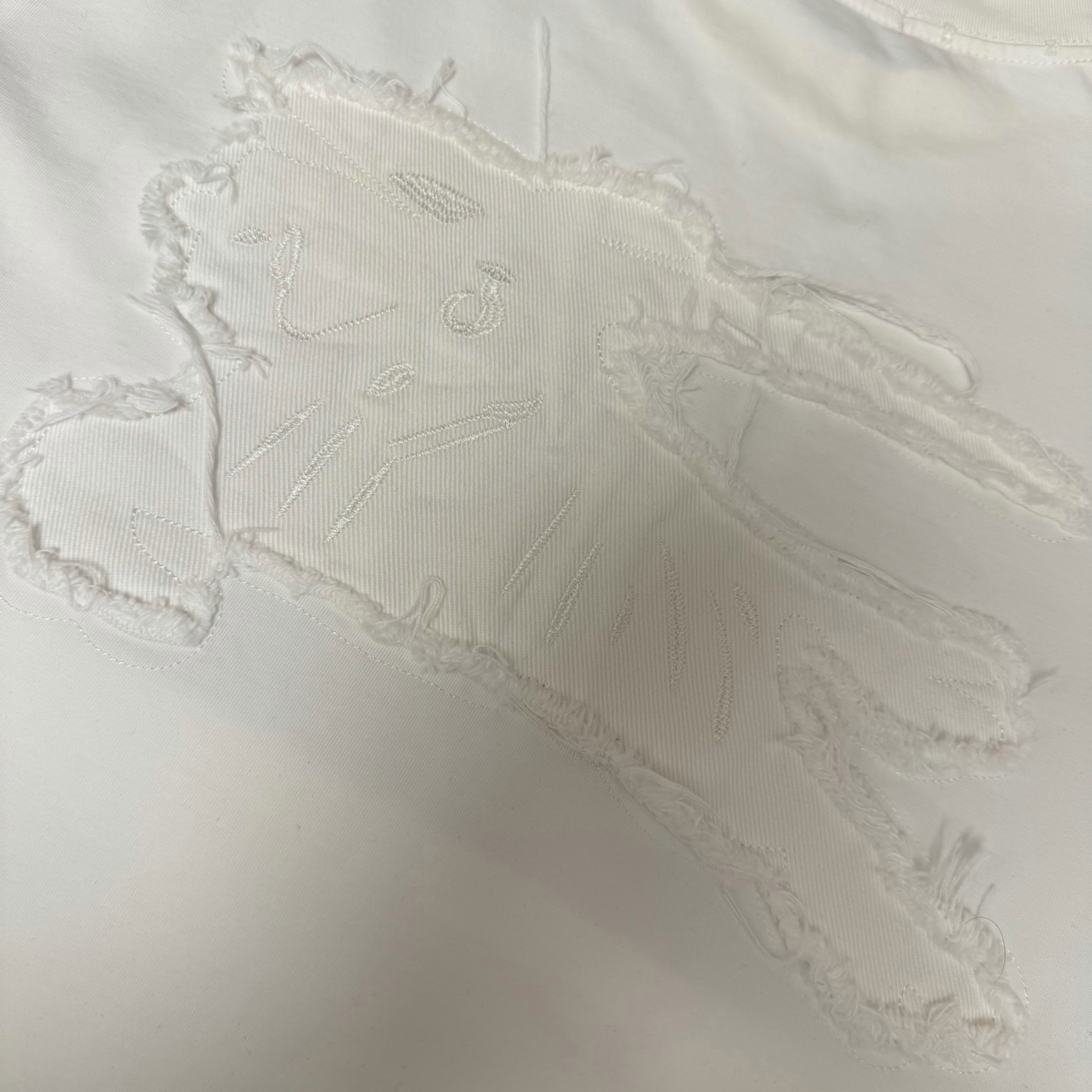 Burberry 品牌：BBR巴宝莉 26SS最新 BBR贴布刺绣工艺短袖T恤，品牌元素标志性刺绣Logo 彰显品牌魅力