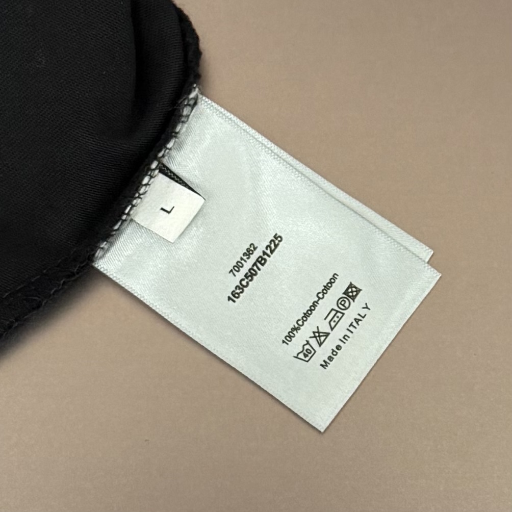 Dior 品牌：Dior迪奥 25SS最新 胸前 Logo字母刺绣Dior品牌元素标志性真空绣大Logo绣花工艺短袖T恤