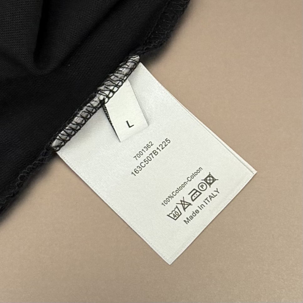 Dior 品牌：Dior迪奥 26SS最新 Dior胸前简约Logo刺绣工艺短袖T恤，品牌元素标志性刺绣Logo 彰显品牌魅力