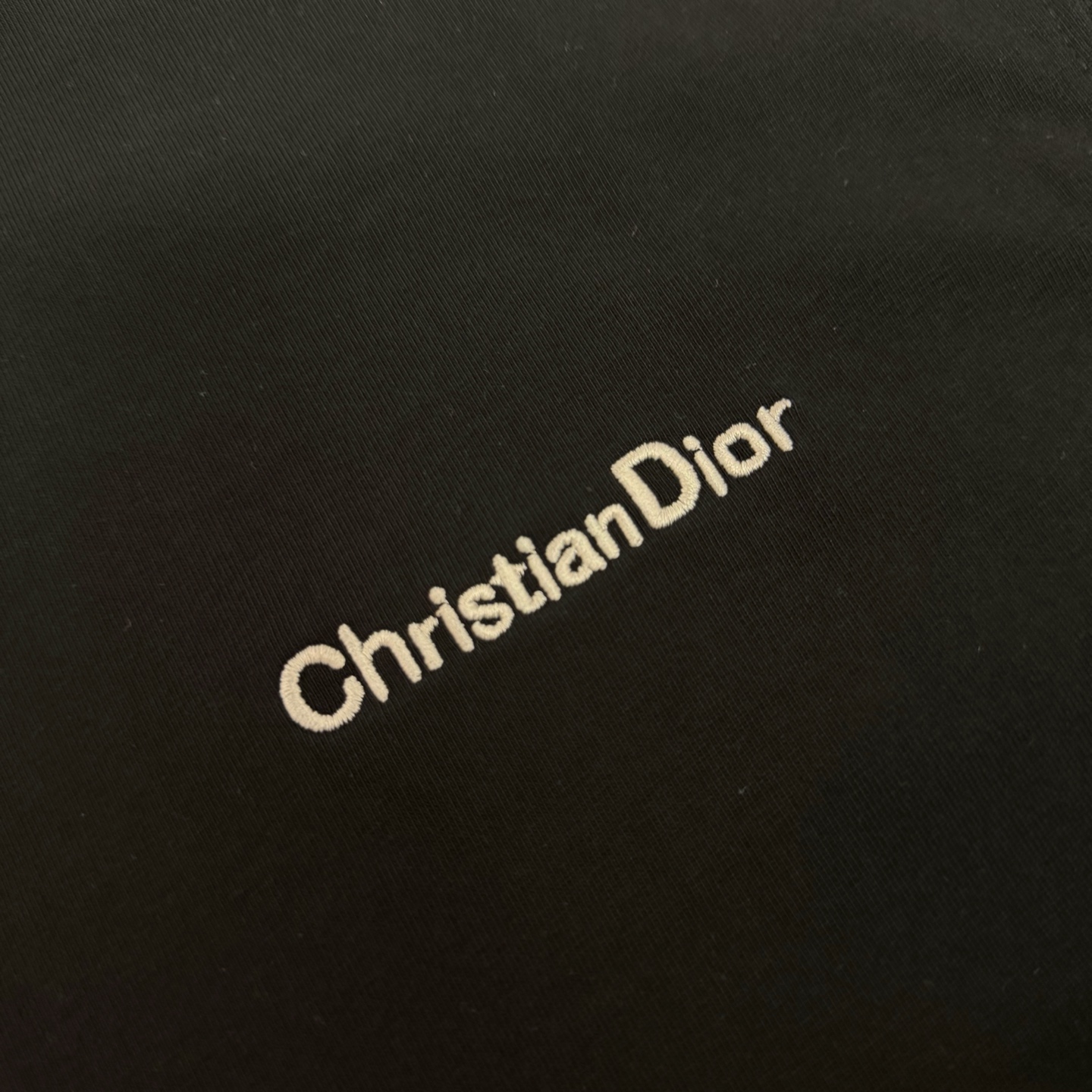 Dior 品牌：Dior迪奥 26SS最新 Dior胸前简约Logo刺绣工艺短袖T恤，品牌元素标志性刺绣Logo 彰显品牌魅力