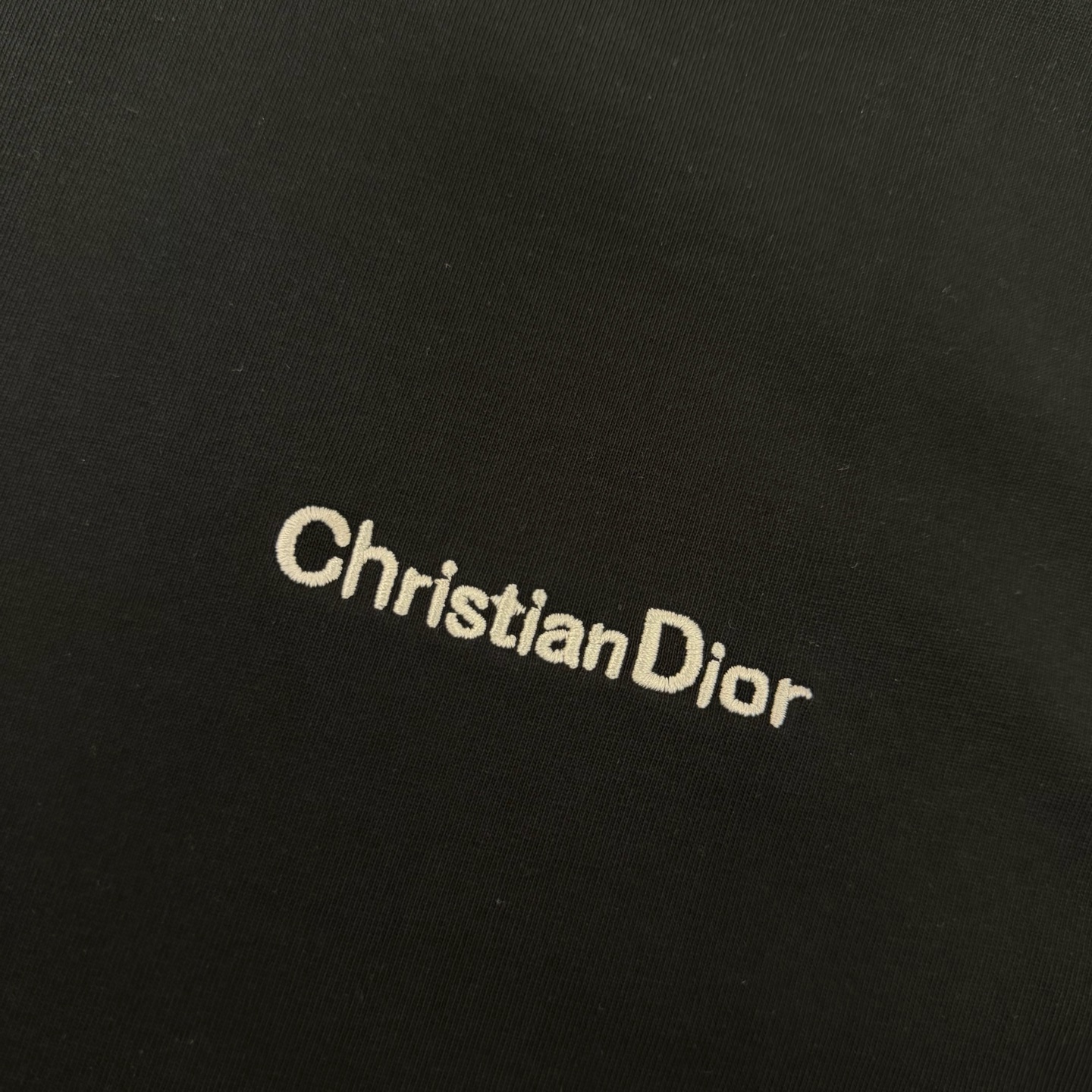 Dior 品牌：Dior迪奥 26SS最新 Dior胸前简约Logo刺绣工艺短袖T恤，品牌元素标志性刺绣Logo 彰显品牌魅力