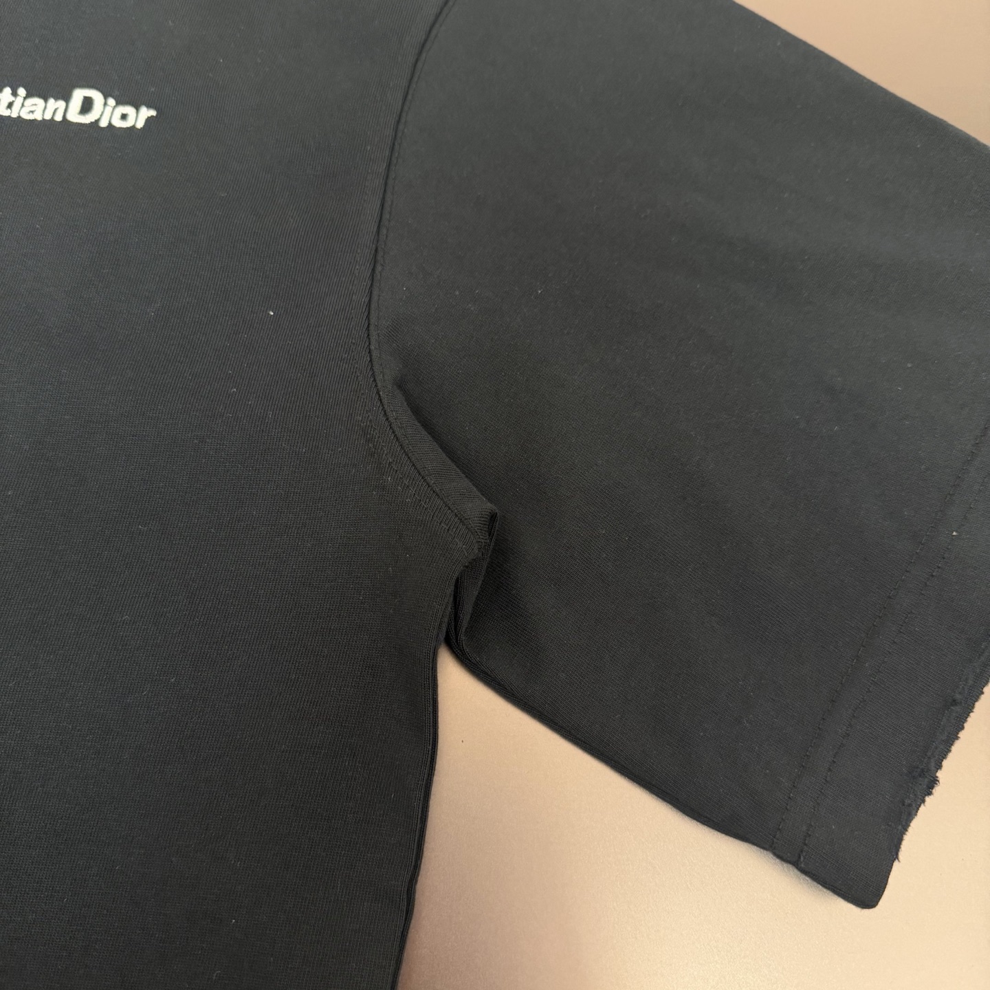Dior 品牌：Dior迪奥 26SS最新 Dior胸前简约Logo刺绣工艺短袖T恤，品牌元素标志性刺绣Logo 彰显品牌魅力
