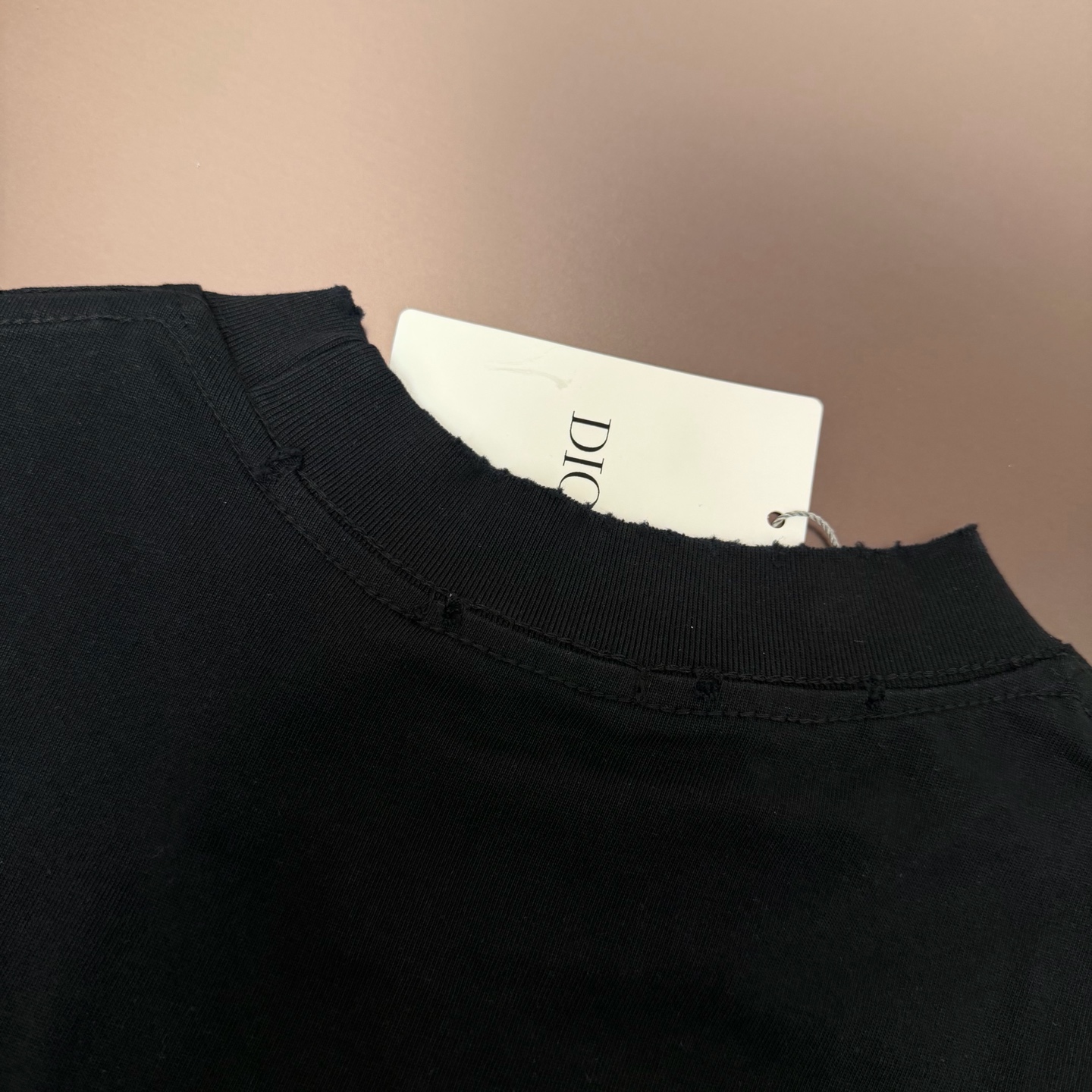 Dior 品牌：Dior迪奥 26SS最新 Dior胸前简约Logo刺绣工艺短袖T恤，品牌元素标志性刺绣Logo 彰显品牌魅力