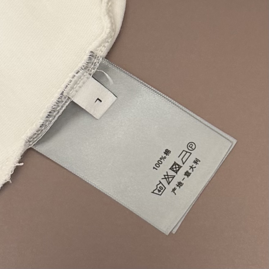 Dior 品牌：Dior迪奥 26SS最新 Dior胸前简约Logo刺绣工艺短袖T恤，品牌元素标志性刺绣Logo 彰显品牌魅力