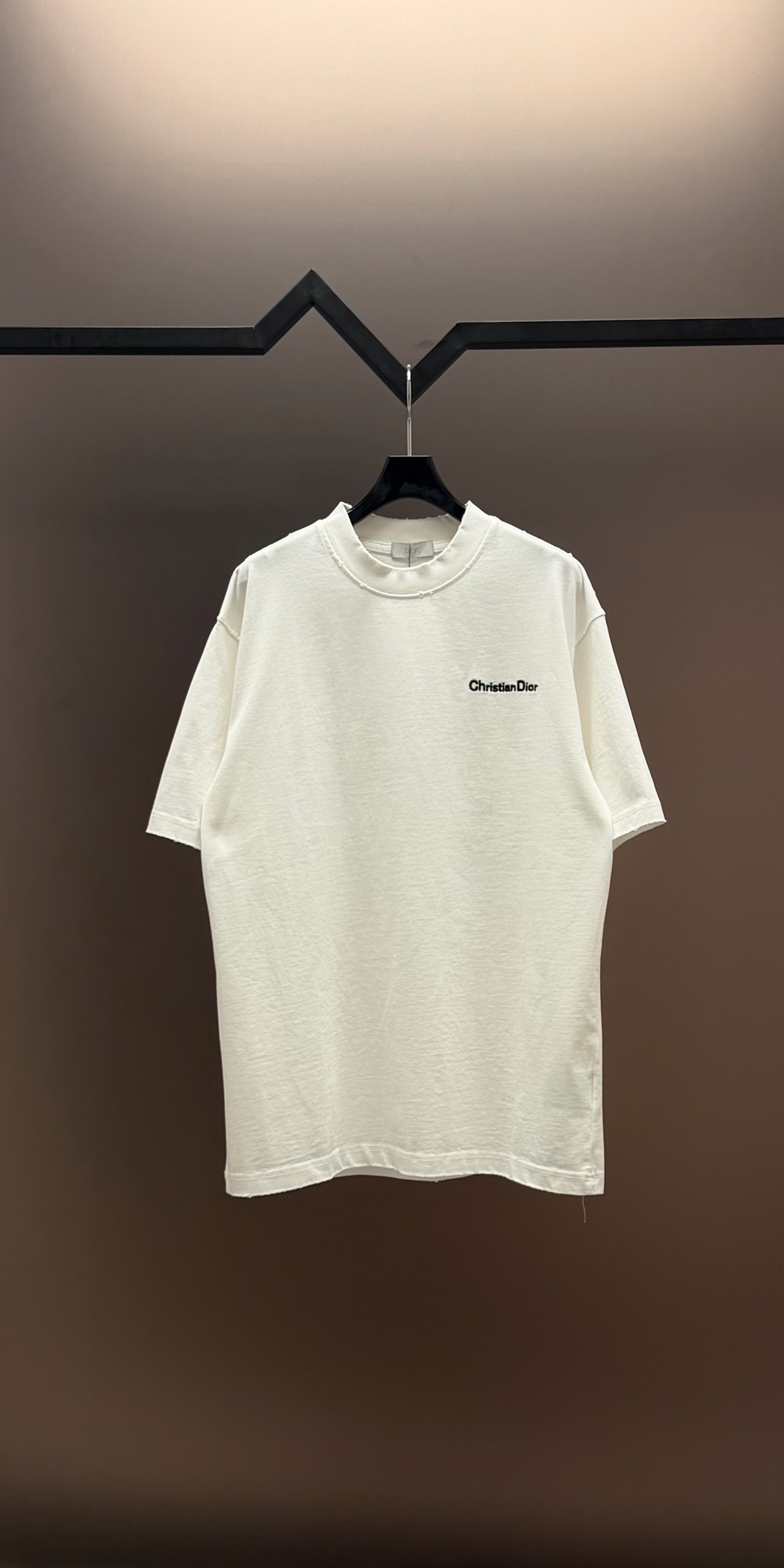 Dior 品牌：Dior迪奥 26SS最新 Dior胸前简约Logo刺绣工艺短袖T恤，品牌元素标志性刺绣Logo 彰显品牌魅力