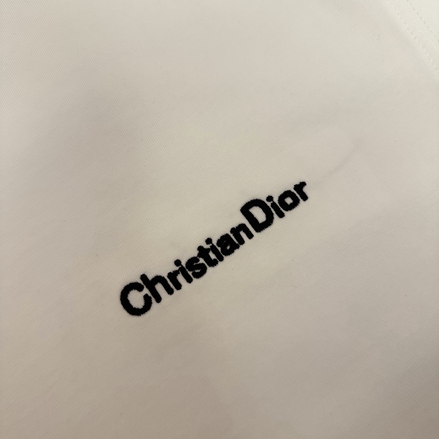 Dior 品牌：Dior迪奥 26SS最新 Dior胸前简约Logo刺绣工艺短袖T恤，品牌元素标志性刺绣Logo 彰显品牌魅力
