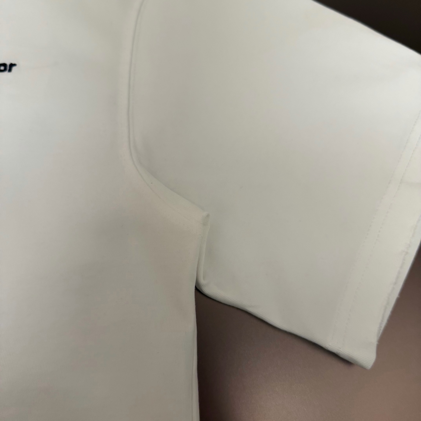 Dior 品牌：Dior迪奥 26SS最新 Dior胸前简约Logo刺绣工艺短袖T恤，品牌元素标志性刺绣Logo 彰显品牌魅力