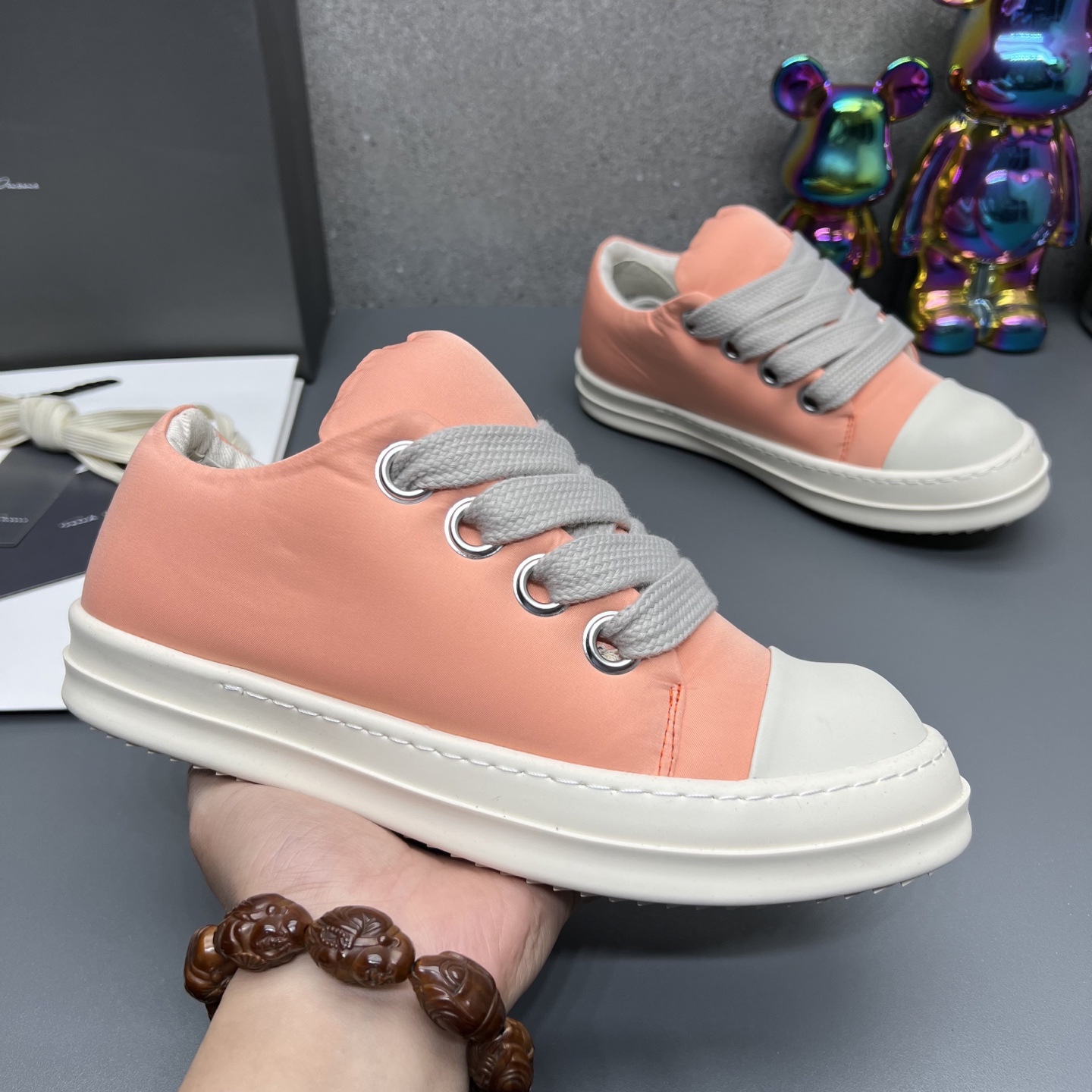 NO:263857,The correct outsole letters Rick Owens [Rick Owens] fashionable casual shoes!  Popular items on the official website original high-end customization!  The highest version of the market is the first choice for the use of minimalist colors and carefully tailored classic and versatile!  High-quality, low-priced version, super positive upper combined with imported original material cowhide, soft and comfortable!  Original bottom Couple model 35–47, casual shoes/sports shoes, sneakers, cowhide19860909大底正确字母瑞克-欧文斯【Rick Owens】时尚休闲板鞋！官网热门单品 原版高端定制 ！市场最高版本极简主义的色彩运用与用心剪裁经典百搭首选！高品质低价位版型超正 鞋面结合进口原版材料牛皮,柔软舒适！原版底 情侣款 35–47,休闲鞋/运动鞋,sneakers,cowhide,Women's Shoes