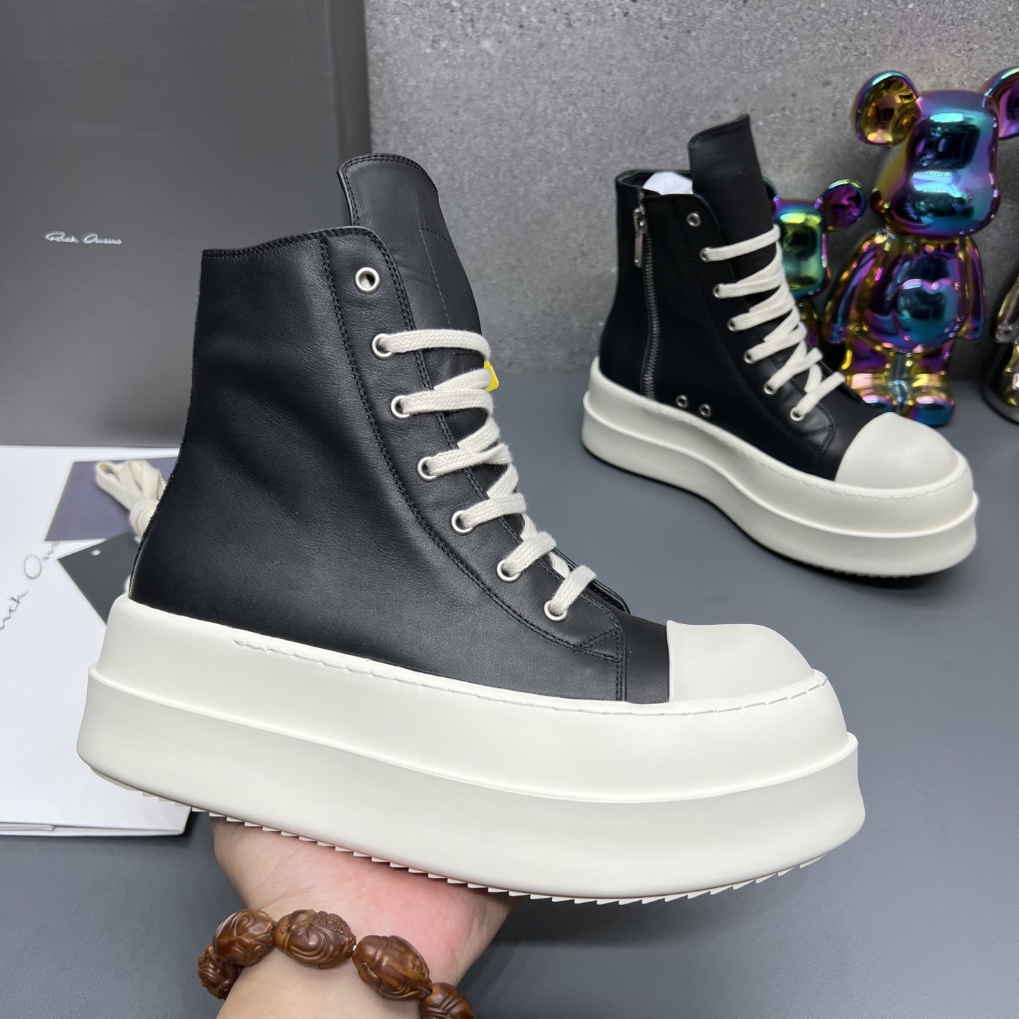 NO:263848,The correct outsole letters Rick Owens [Rick Owens] fashionable casual shoes!  Popular items on the official website original high-end customization!  The highest version of the market is the first choice for the use of minimalist colors and carefully tailored classic and versatile!  High-quality, low-priced version, super positive upper combined with imported original material cowhide, soft and comfortable!  Original bottom Couple model 35–46, casual shoes/sports shoes, sneakers, cowhide19860909大底正确字母瑞克-欧文斯【Rick Owens】时尚休闲板鞋！官网热门单品 原版高端定制 ！市场最高版本极简主义的色彩运用与用心剪裁经典百搭首选！高品质低价位版型超正 鞋面结合进口原版材料牛皮,柔软舒适！原版底 情侣款 35–46,休闲鞋/运动鞋,sneakers,cowhide,Women's Shoes