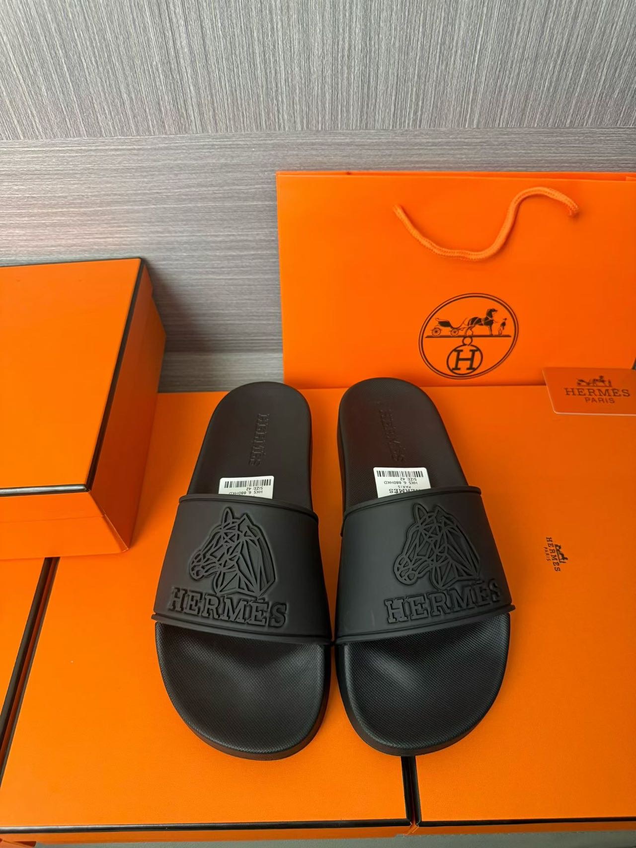 NO:953769,H new men's flip-flops, available in multiple colors, sizes 39-44, 45, 46, 47 can be customized and all sizes are in stock!  Top quality, non-slip and wear-resistant, comfortable and breathable. The upper is made of environmentally friendly Epoxy material. The bottom is designed with anti-slip texture, slippers19860909H新款男士一字拖鞋,多色可选,39-44 45 46 47都可以定做码都有货！顶级品质,防滑耐磨,舒适透气.鞋面采用环保滴胶材质.底部防滑纹路设计,,slippers,Men's shoes