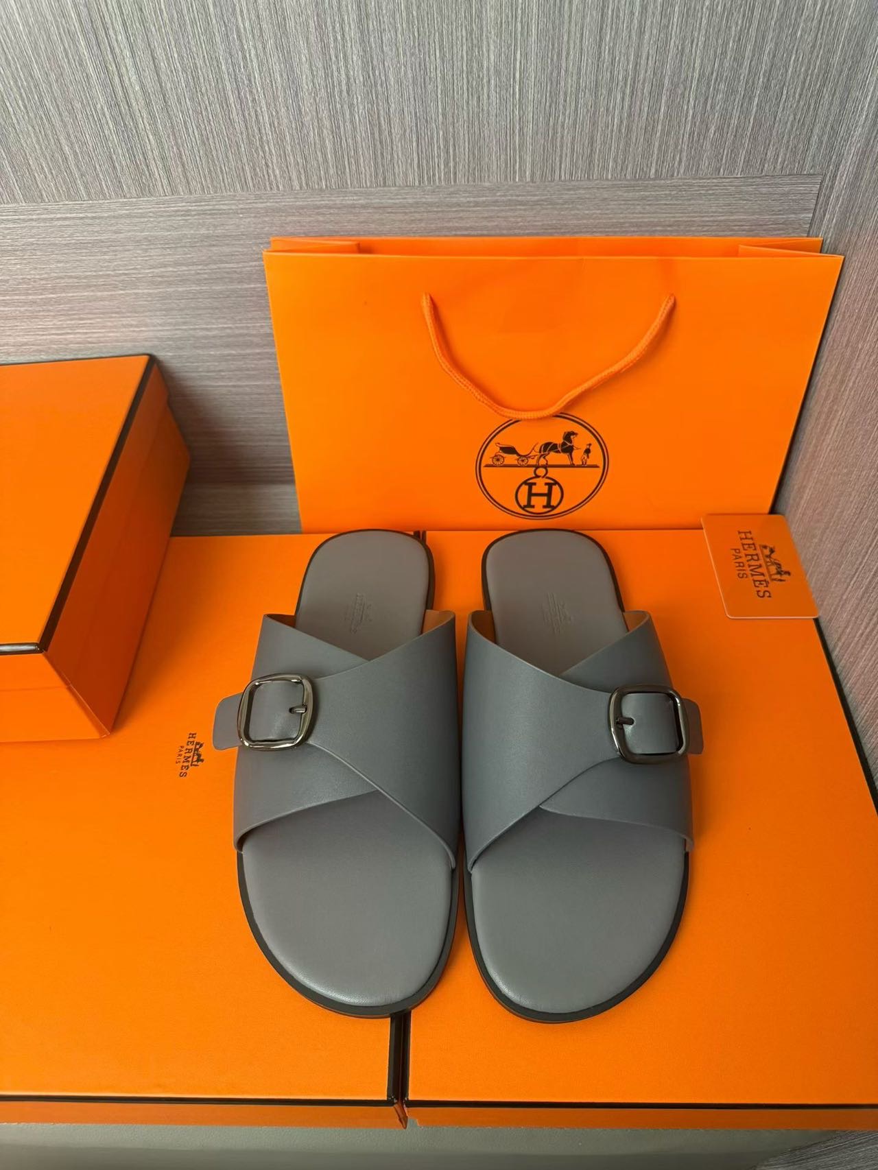 NO:953748,The latest Hermes official website counter synchronizes the new oran cowhide H slippers. The original Paris version is flown back to the authentic product to open the mold to create the highest quality. Sincerity, you can enter and exit the counter at will with W pattern. Multiple colors are available. Imported leather foot lining, the latest original Italian outsole, code number: 38-44 45 46 can be customized. All real photos, hermes, hermes, slippers, cowhide19860909Hermes爱马仕 官网最新专柜同步新款oran牛皮面H拖鞋 巴黎原版飞回正品开模完美打造最高品质 诚意巨献,可随意进出专柜W纹 多色可选.进口皮垫脚内里,意大利最新原版大底,码数:38-44 45 46可定做.全部实物拍摄,,hermes,hermes,slippers,cowhide,Men's shoes