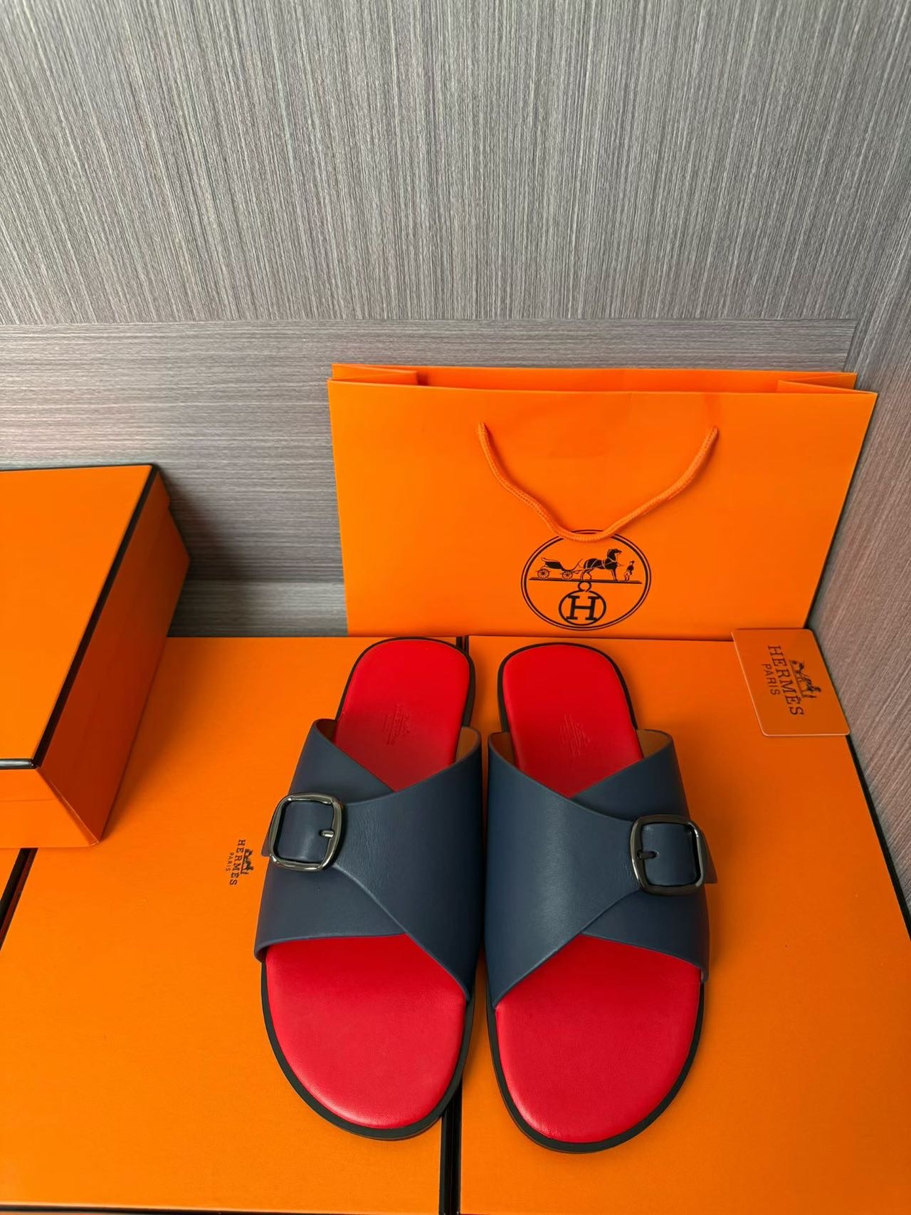 NO:953759,The latest Hermes official website counter synchronizes the new oran cowhide H slippers. The original Paris version is flown back to the authentic product to open the mold to create the highest quality. Sincerity, you can enter and exit the counter at will with W pattern. Multiple colors are available. Imported leather foot lining, the latest original Italian outsole, code number: 38-44 45 46 can be customized, hermes, hermes, slippers, cowhide19860909Hermes爱马仕 官网最新专柜同步新款oran牛皮面H拖鞋 巴黎原版飞回正品开模完美打造最高品质 诚意巨献,可随意进出专柜W纹 多色可选.进口皮垫脚内里,意大利最新原版大底,码数:38-44 45 46可定做,,hermes,hermes,slippers,cowhide,Men's shoes
