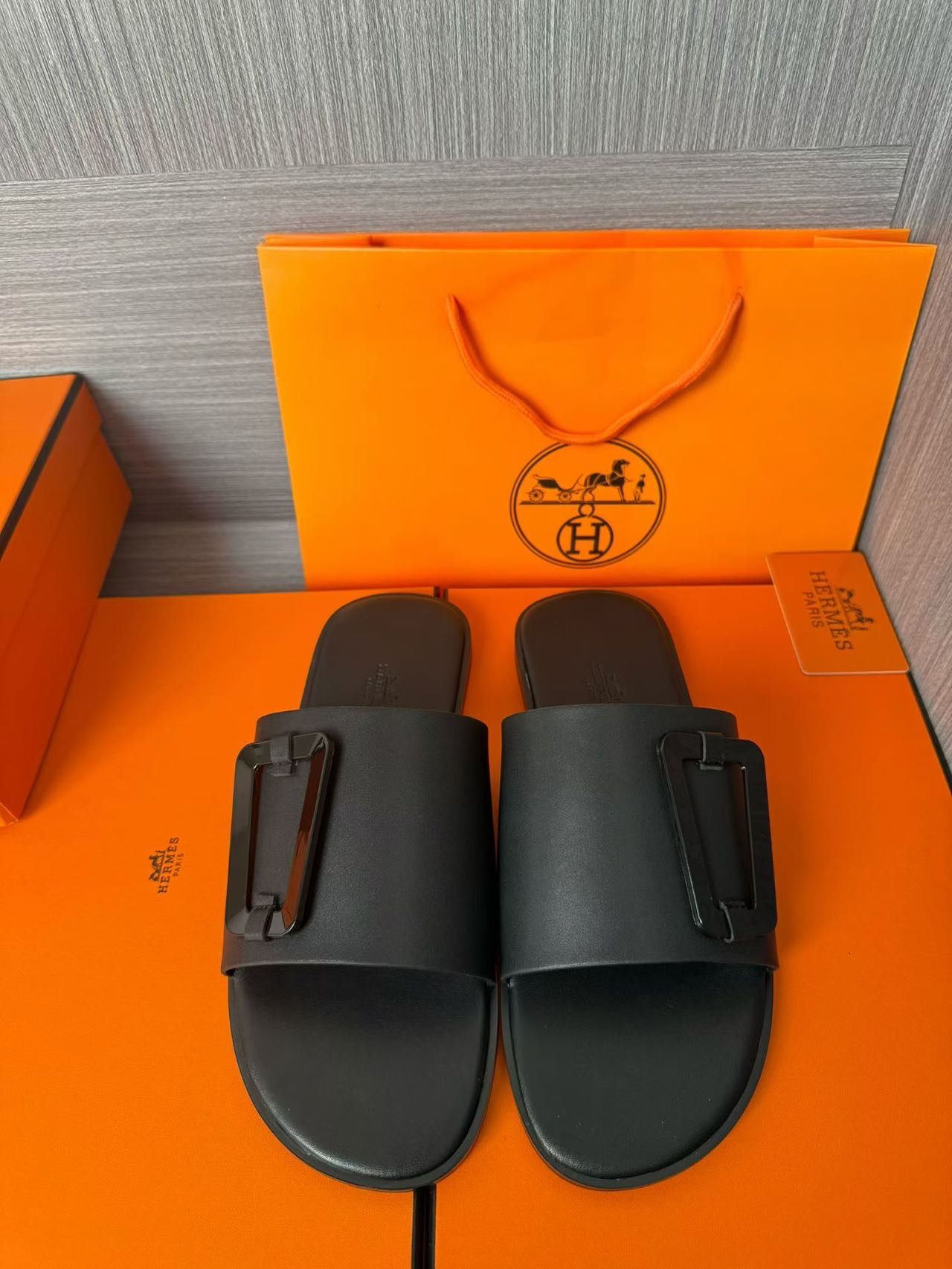 NO:955307,The latest Hermes official website counter synchronizes the new oran cowhide H slippers. The original Paris version is flown back to the authentic product to open the mold to create the highest quality. Sincerity and great dedication, classic handmade with hardware buckle production at the counter. Imported leather foot lining, the latest original Italian outsole, code number: 38-44, 45 46 custom-made,,, hermes, hermes, slippers, cowhide19860909Hermes爱马仕 官网最新专柜同步新款oran牛皮面H拖鞋 巴黎原版飞回正品开模完美打造最高品质 诚意巨献,经典手工配专柜五金扣制作.进口皮垫脚内里,意大利最新原版大底,码数:38-44,45 46定做 ,,,hermes,hermes,slippers,cowhide,Men's shoes