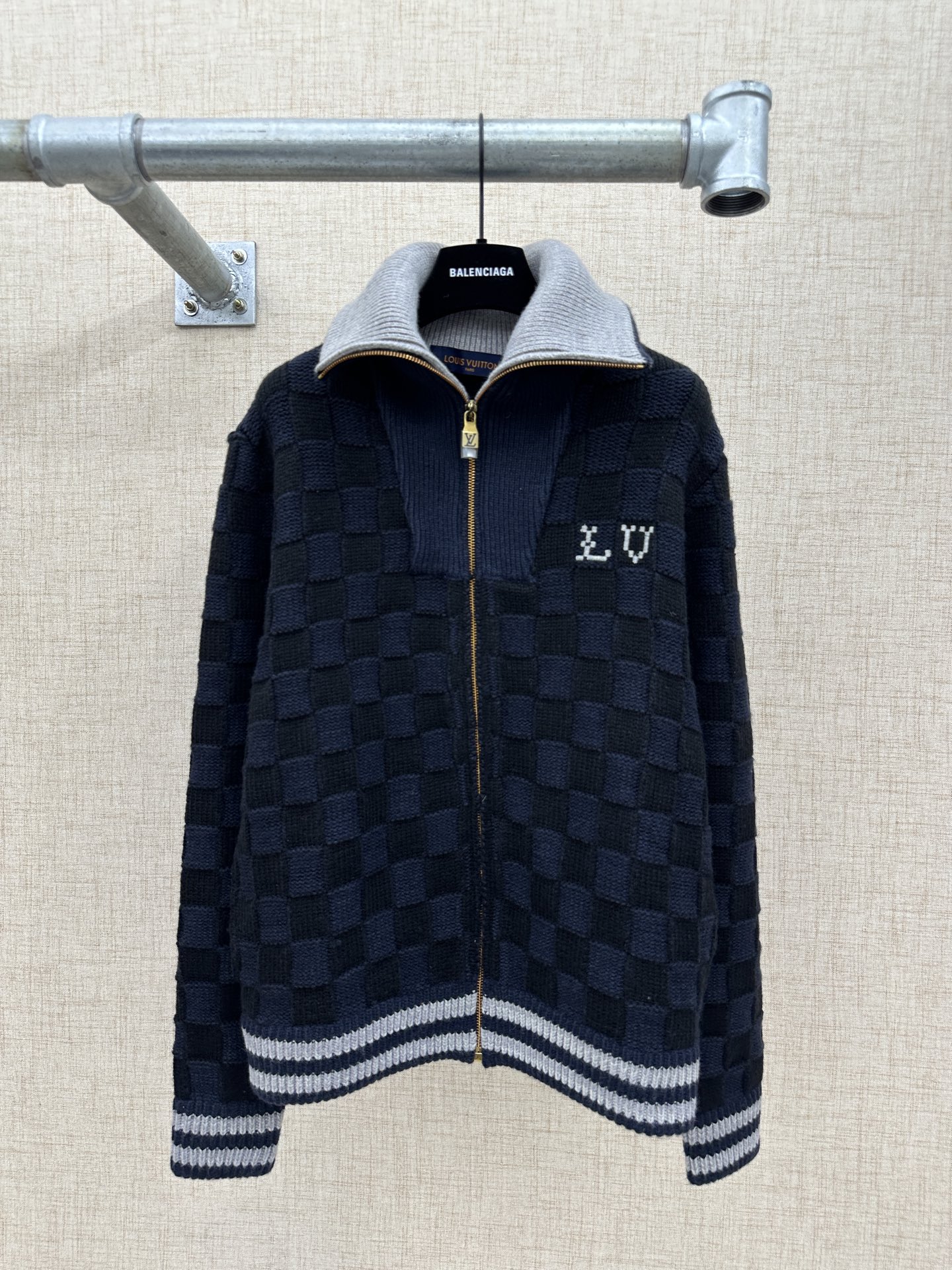 Chaqueta tipo túnica de punto LV/Louis Vuitton DAMIER El cuerpo principal de la nueva serie de otoño e invierno de 2025…