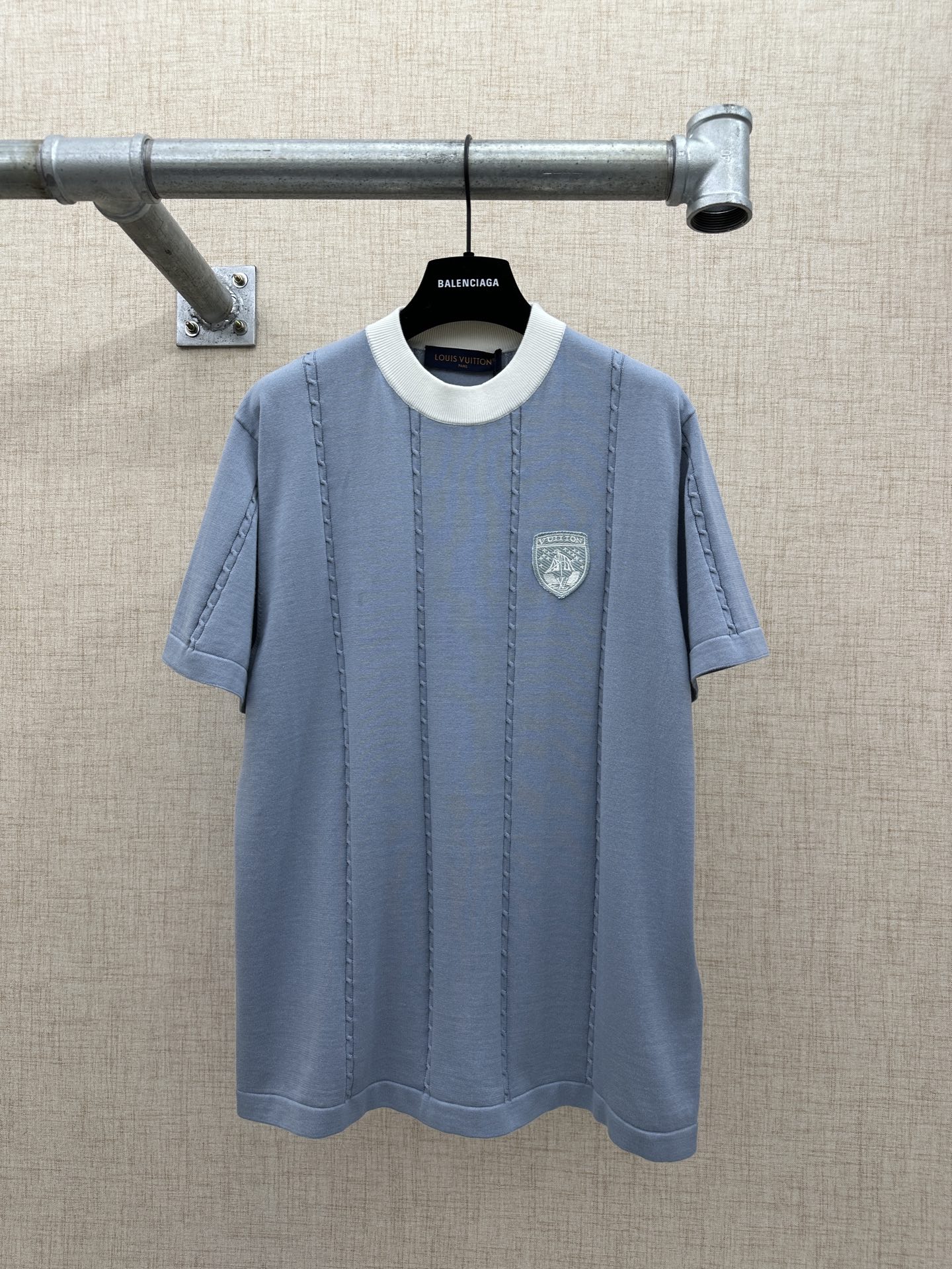P180 Camiseta de manga corta con cuello redondo y logotipo de algodón de seda LV/Louis Vuitton La parte delantera del n…