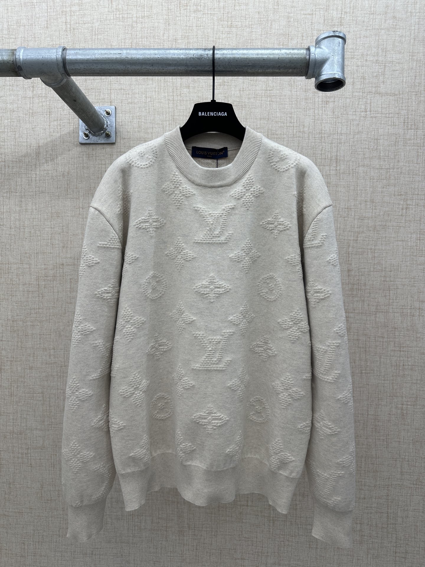 P235 LV/Louis Vuitton Jersey de punto jacquard con relieve Monogram color albaricoque. Adopta un cuello redondo diseñad…