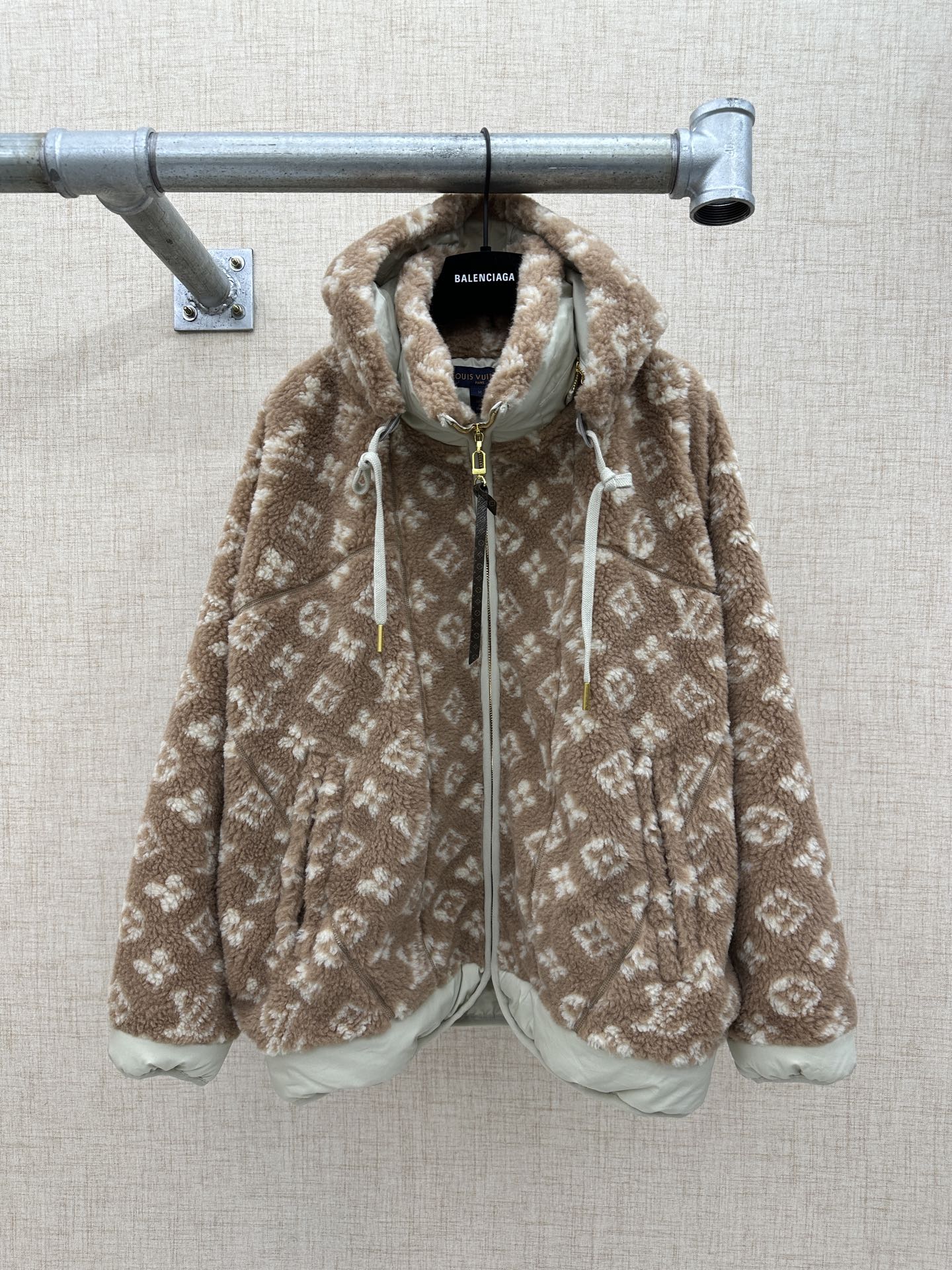 P335 LV / Louis Vuitton Teddy Lamb Velvet Chaqueta con capucha (con bolsa para el polvo de alta calidad) El nuevo mater…