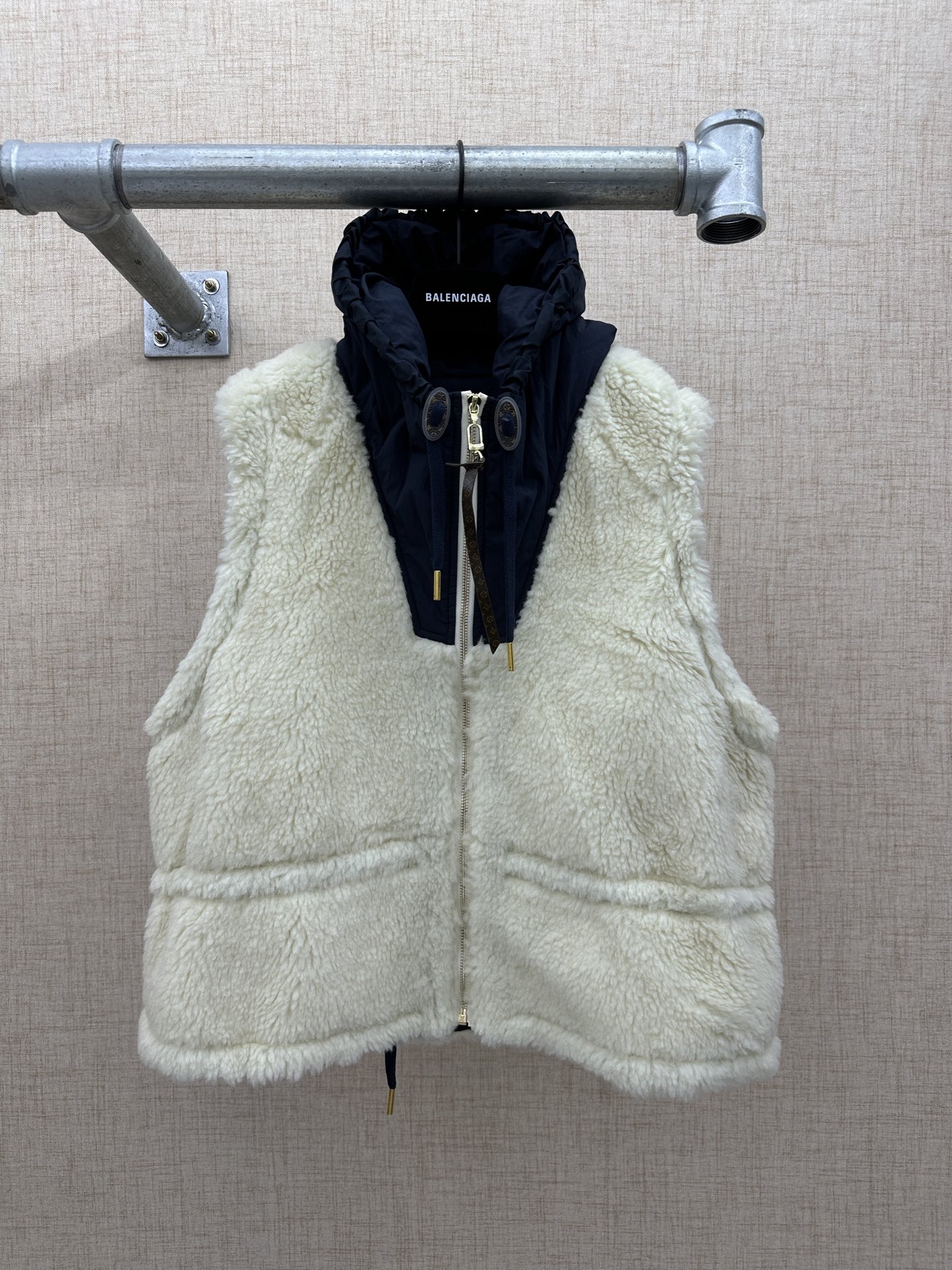 P285 LV / Louis Vuitton chaleco con capucha sherpa con bloques de color (con bolsa para el polvo de alta calidad) El cu…