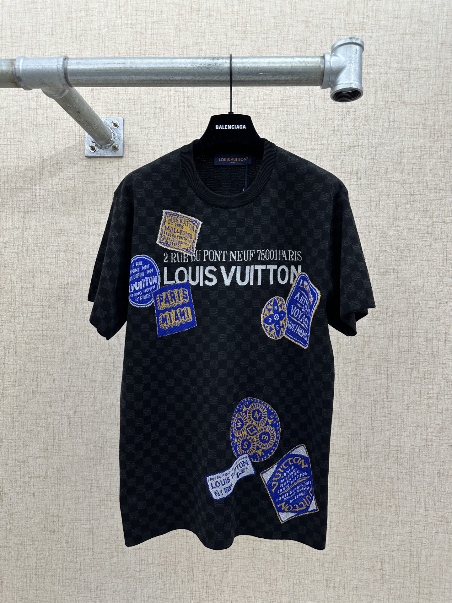 P175 LV/Louis Vuitton Camiseta con bordado de parche a cuadros Damier El cuerpo principal del nuevo modelo de principio…