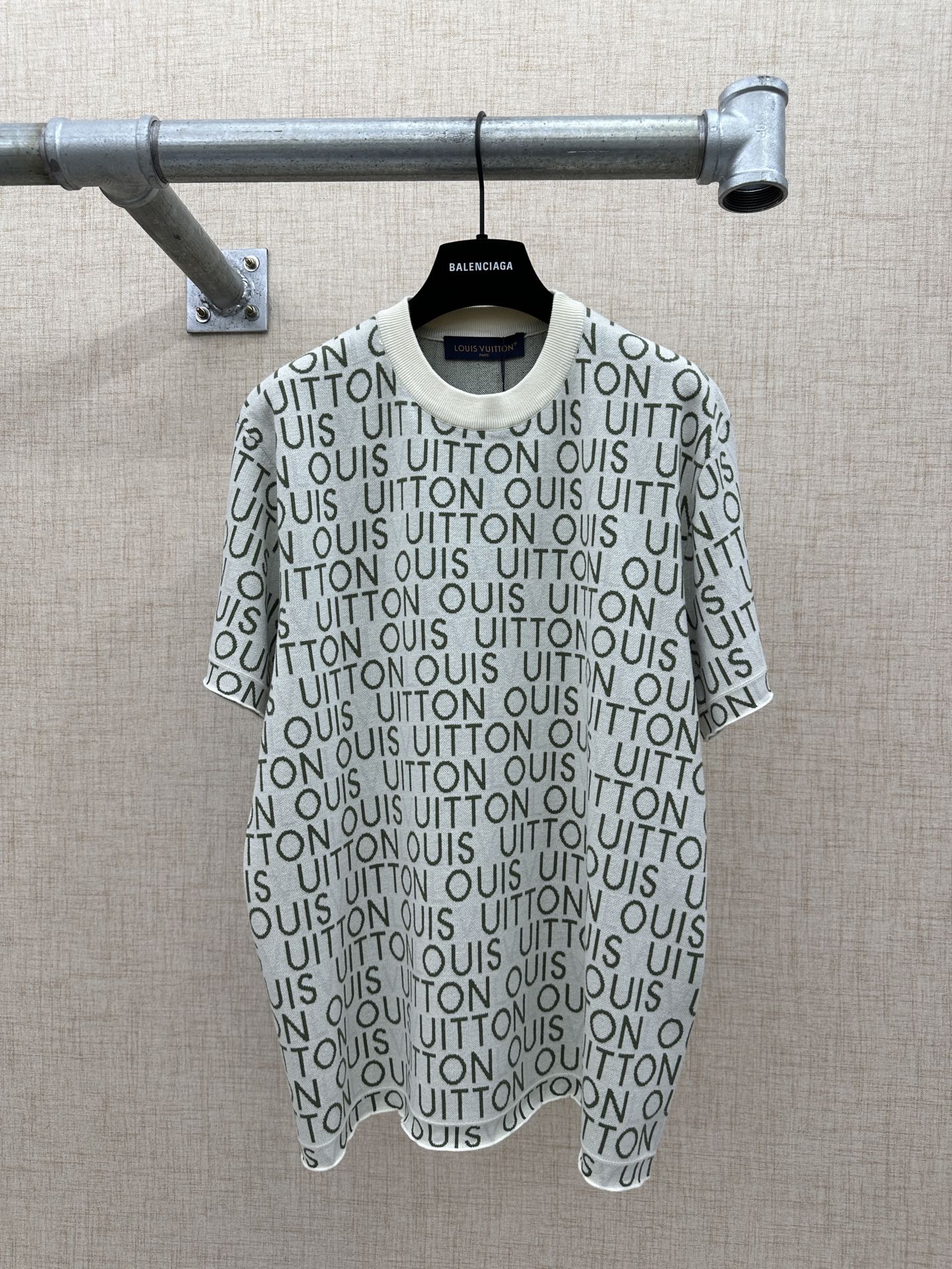 P175 LV/Louis Vuitton de punto con letras jacquard integral y manga corta. El cuerpo principal del nuevo modelo de prin…