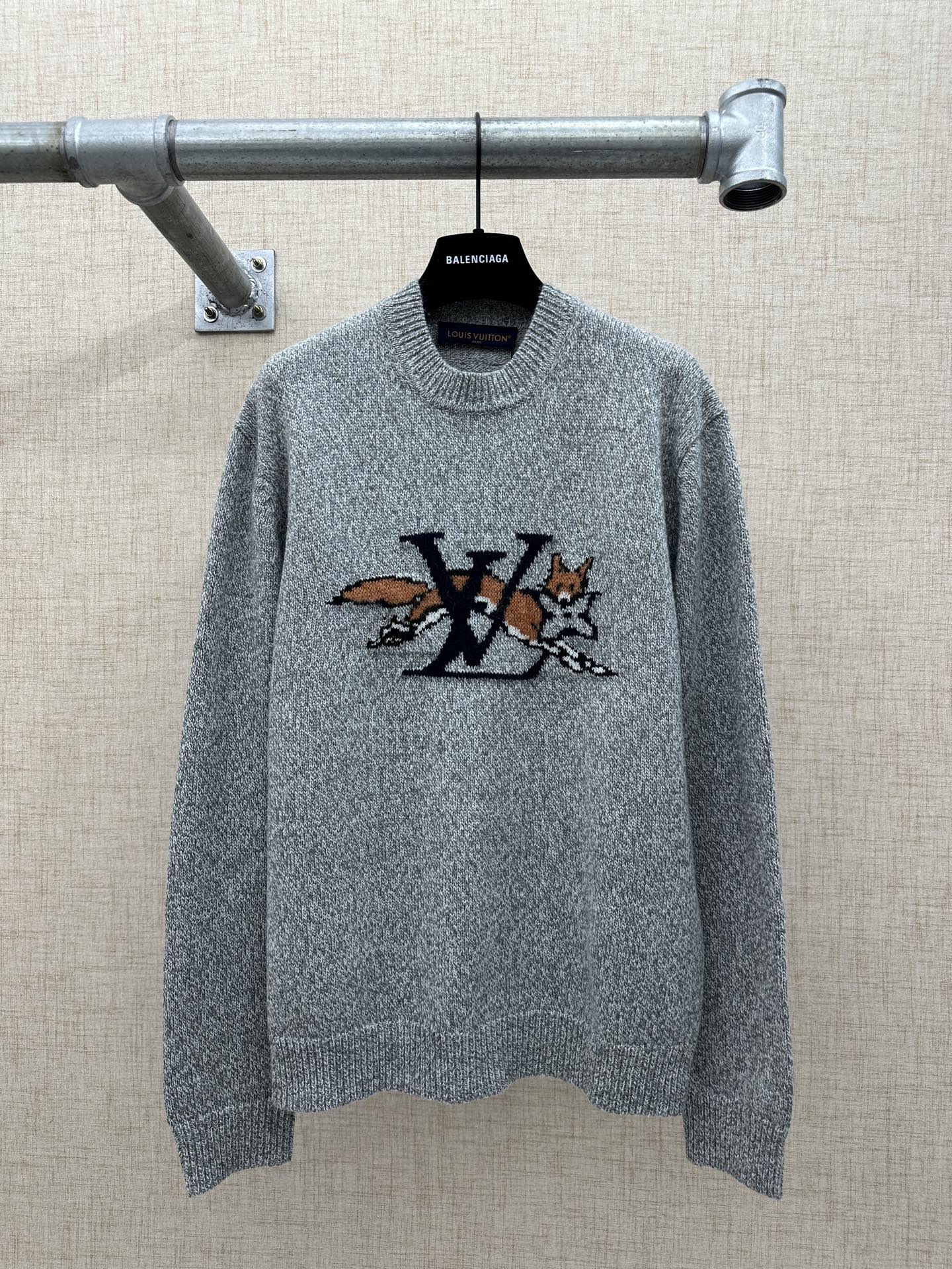 P295 LV/Louis Vuitton Jersey de cuello redondo de cachemira y lana de oveja de punto grueso El diseño de intarsia de la…