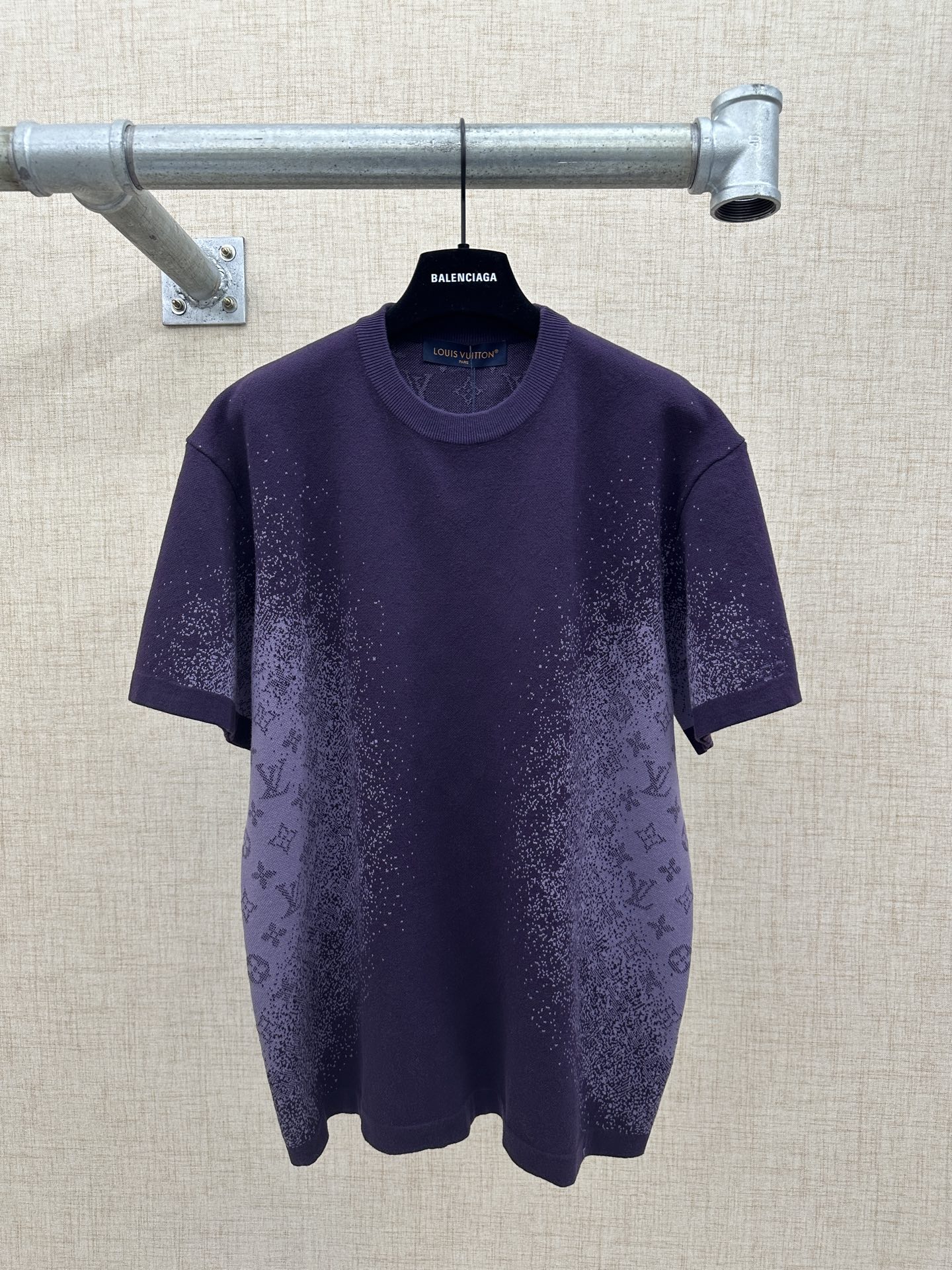 P230 LV / Louis Vuitton Camisa con cuello redondo y manga corta en jacquard MONOGRAM 2026ss Nueva llegada de principios…