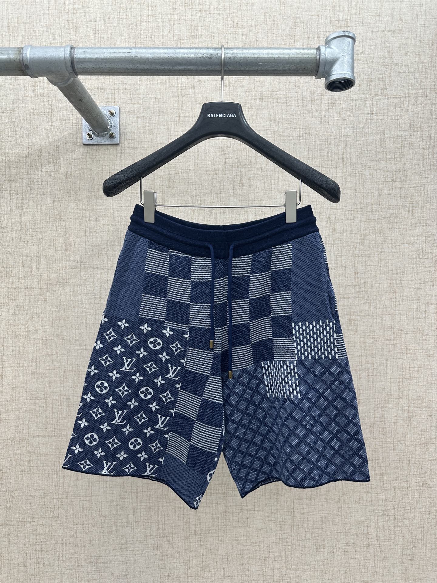 Pantalones cortos de punto LV/Louis Vuitton de patchwork Serie de empalmes Archive, el empalme utiliza una variedad de …